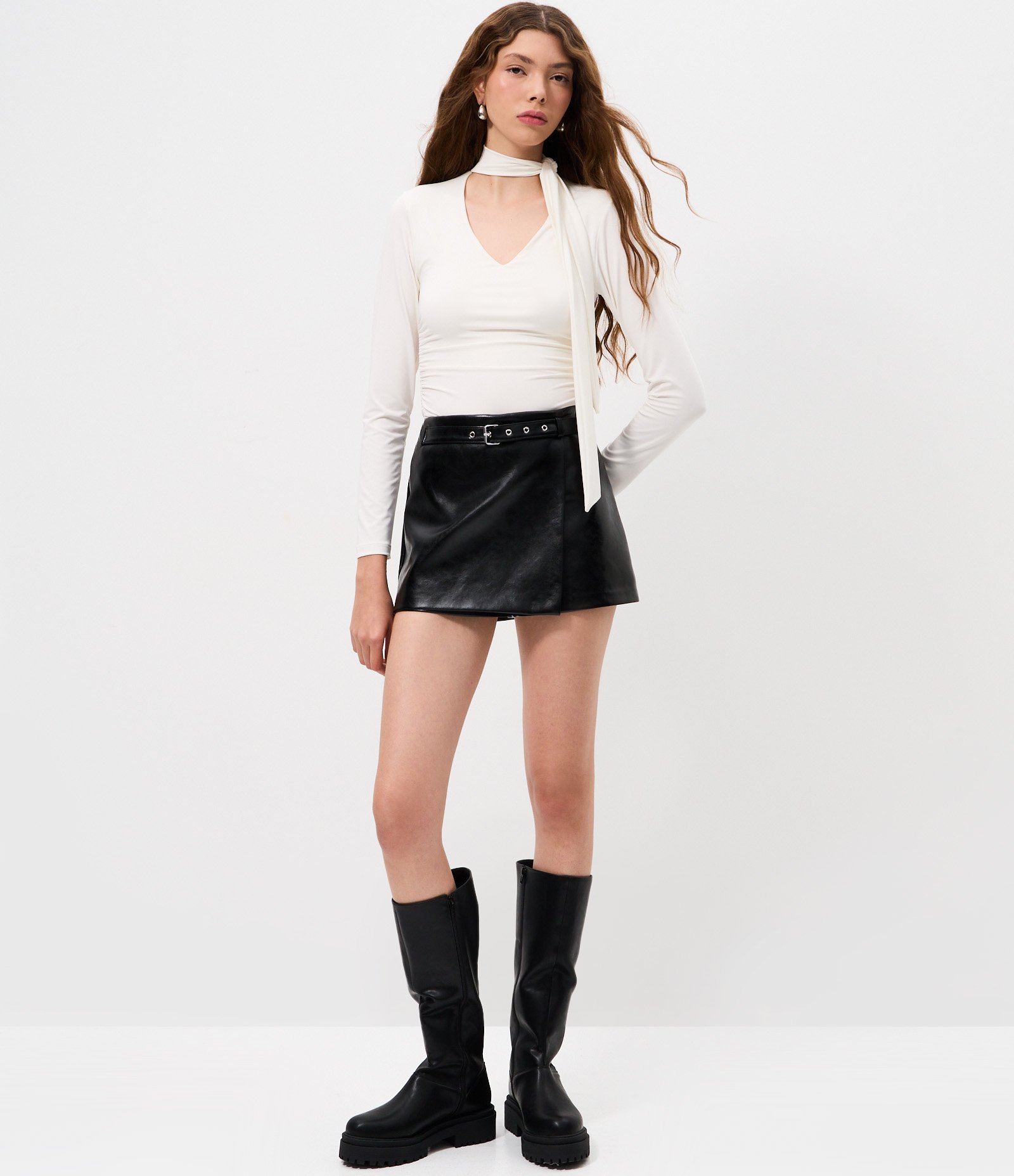 Blusa Franzida em Microfibra com Decote V e Gola Laço Branco 2