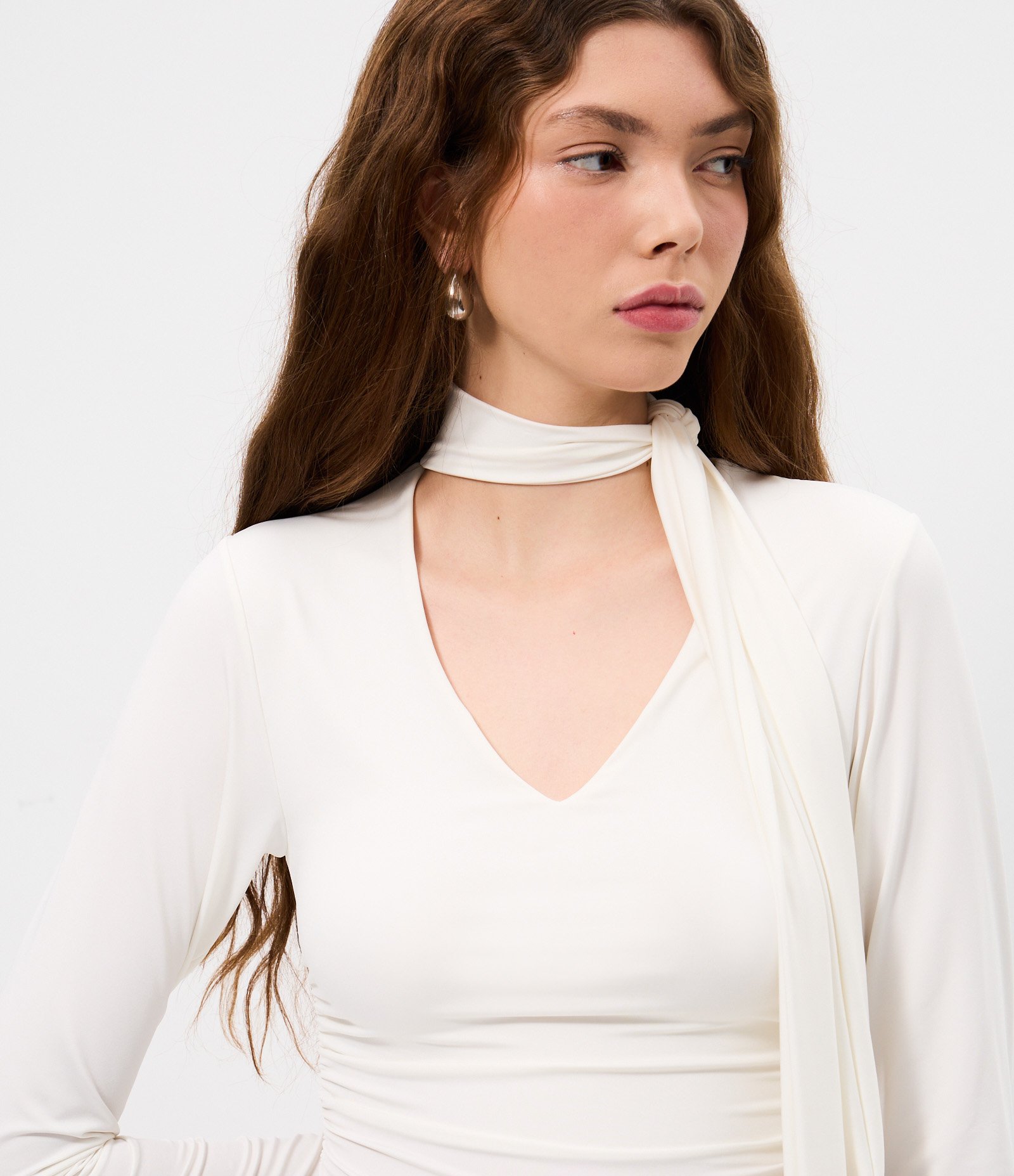 Blusa Franzida em Microfibra com Decote V e Gola Laço Branco 3