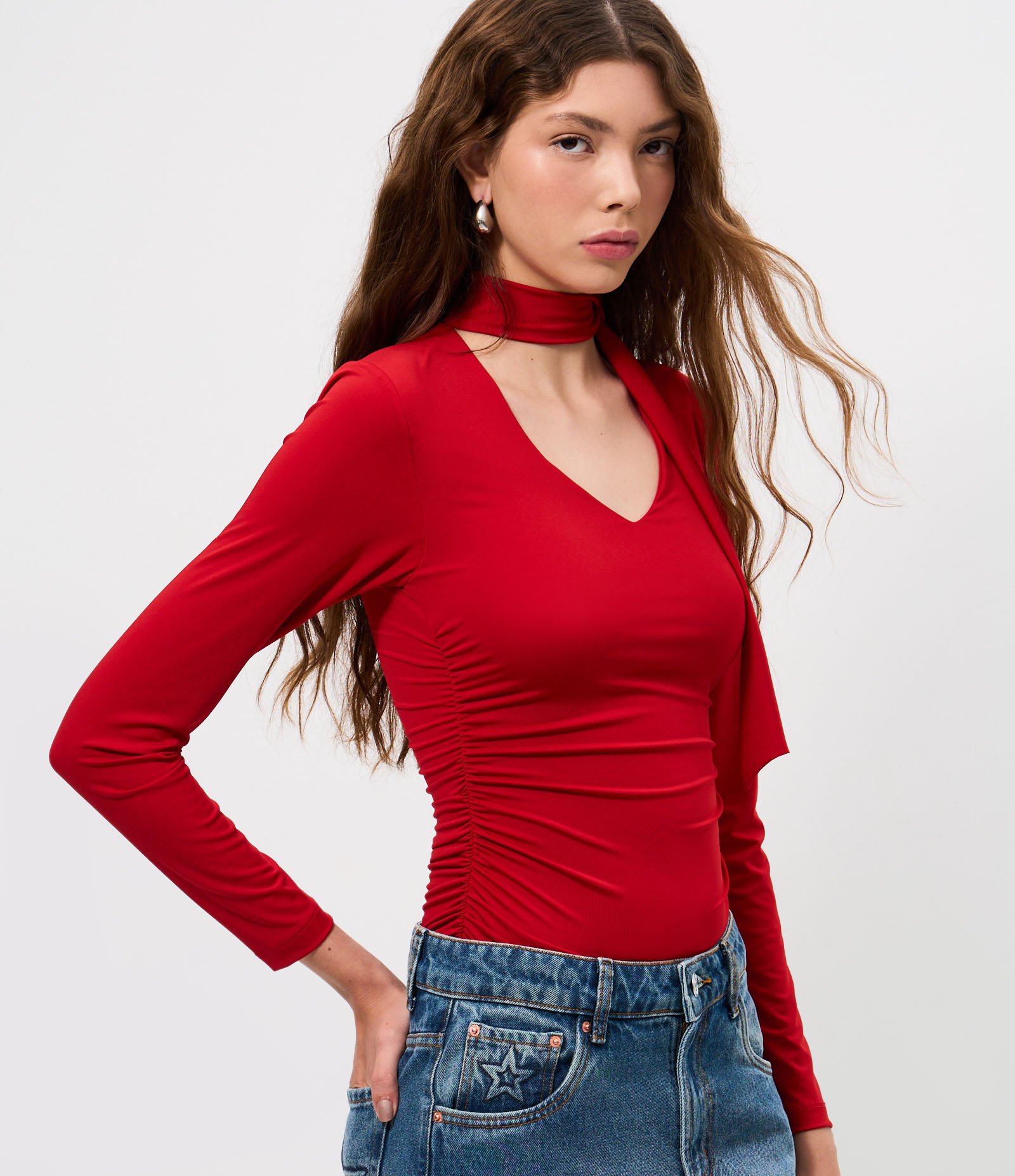 Blusa Franzida em Microfibra com Decote V e Gola Laço Vermelho 1
