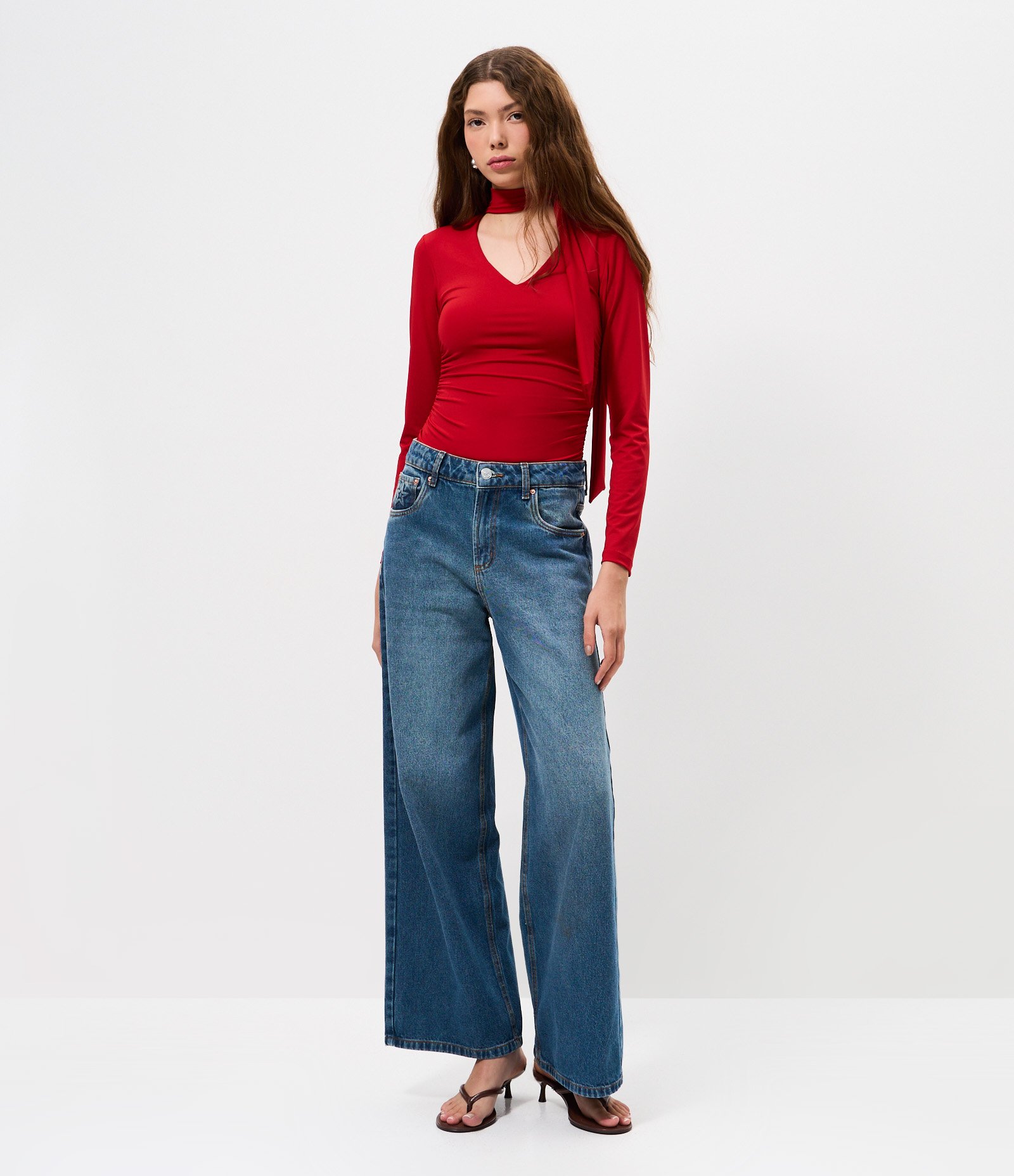 Blusa Franzida em Microfibra com Decote V e Gola Laço Vermelho 2