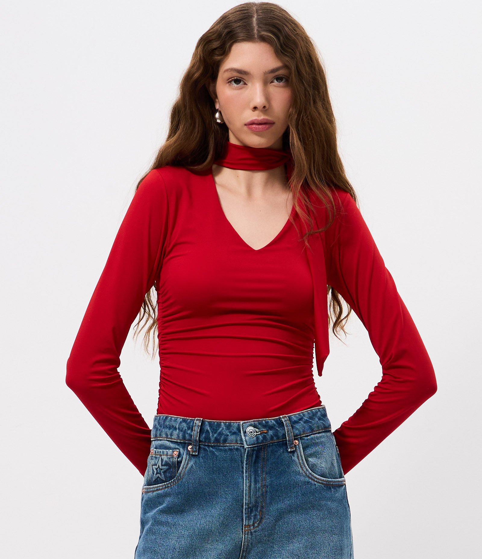 Blusa Franzida em Microfibra com Decote V e Gola Laço Vermelho 3
