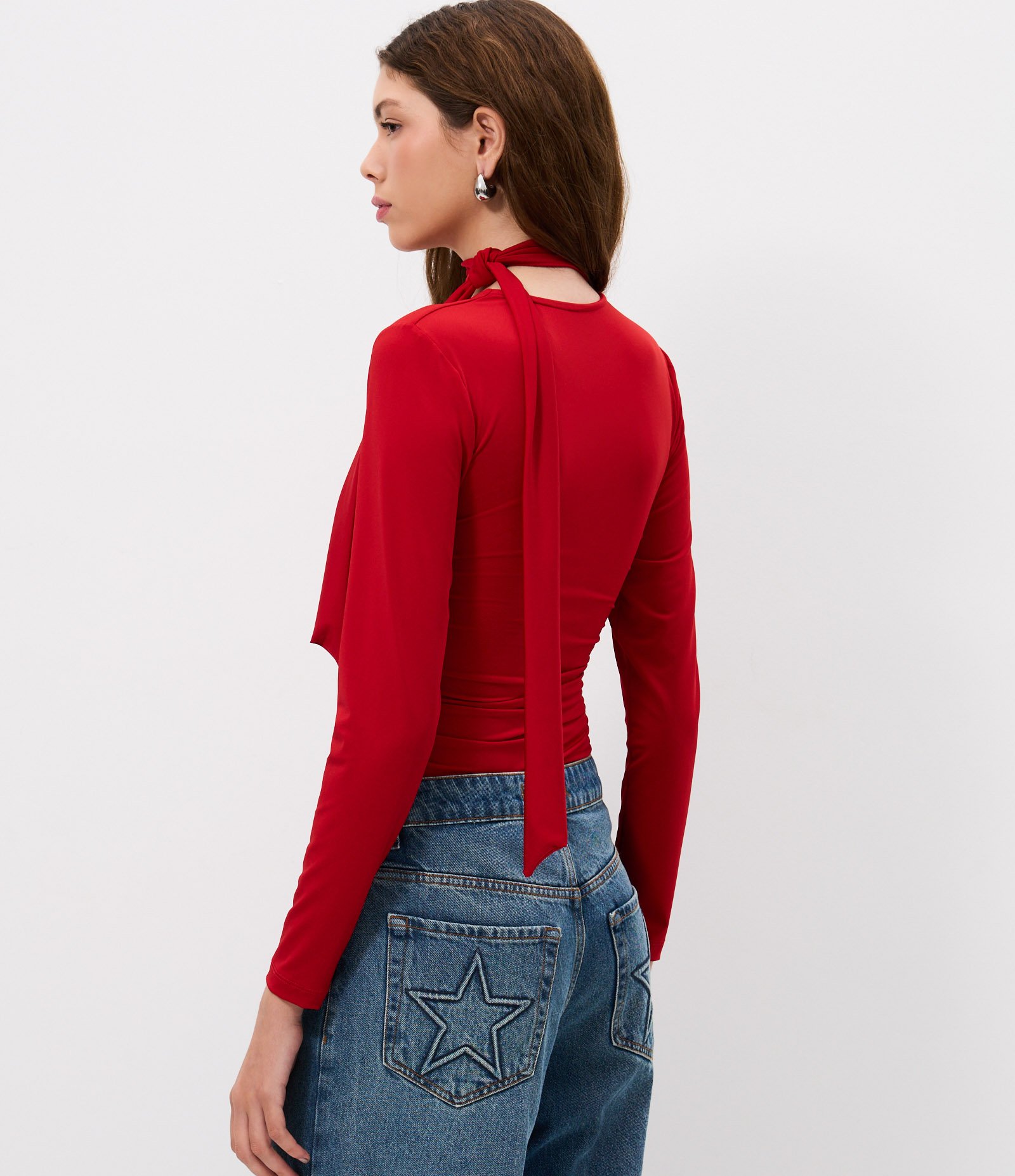Blusa Franzida em Microfibra com Decote V e Gola Laço Vermelho 4