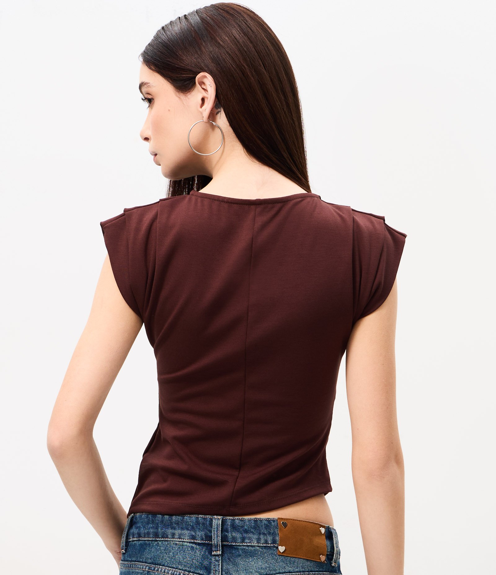 Blusa em Ponto Roma com Efeito Drapeado nos Ombros e Barra Assimétrica Marrom 4