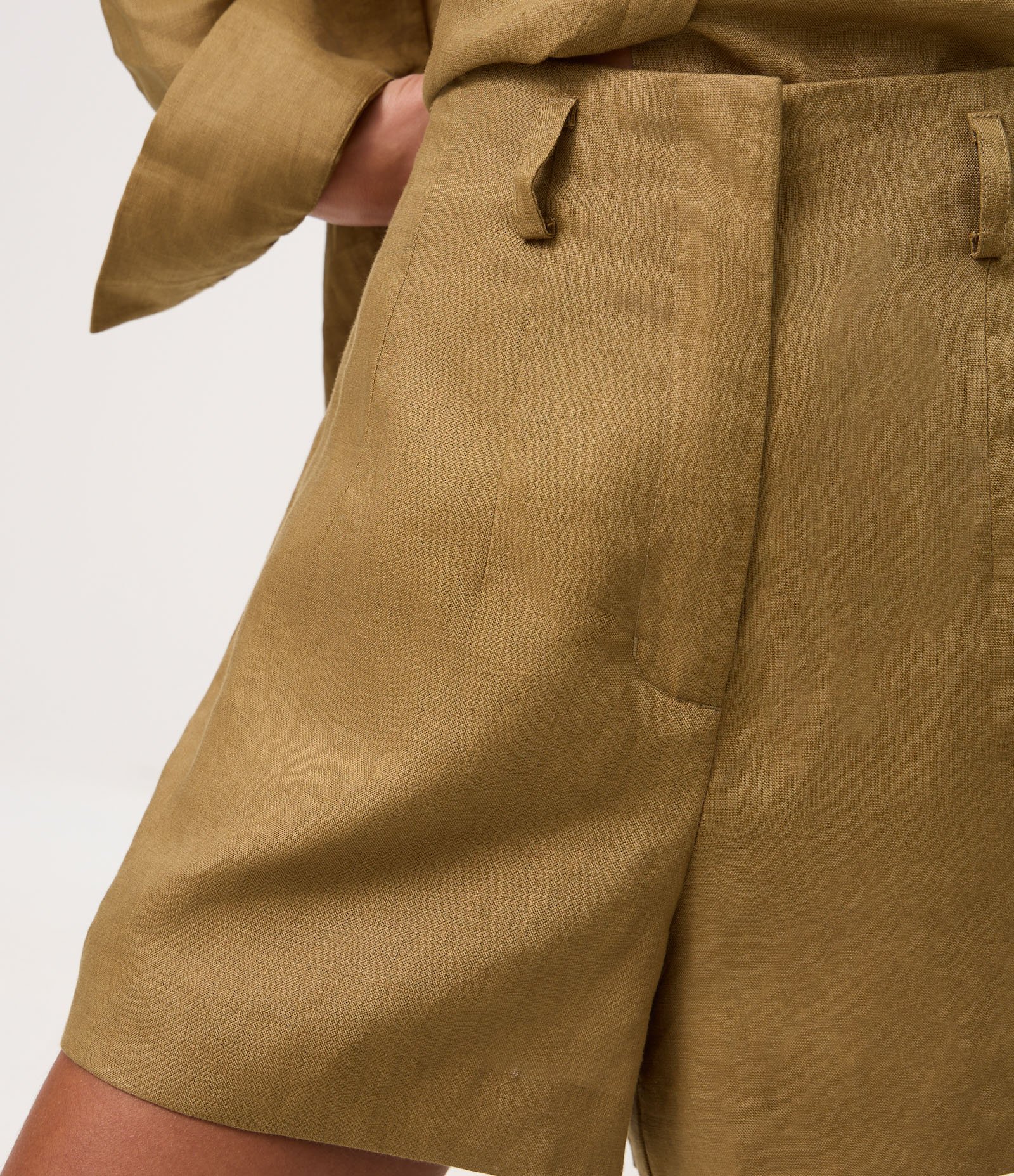 Short Reto Cintura Alta em Linho com Pences e Bolsos Verde 3