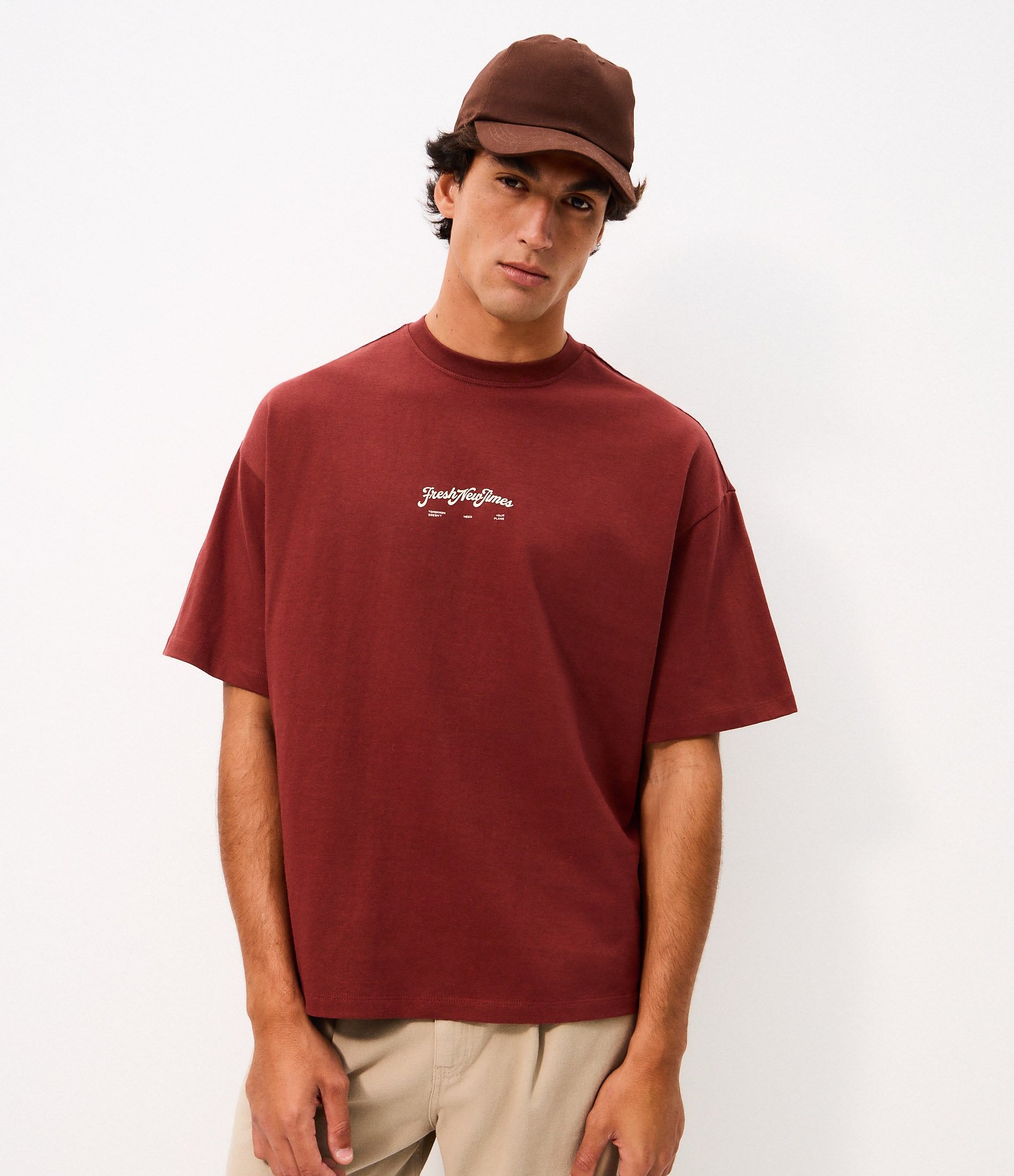 Camiseta Oversized Lettering Fresh New Time Marrom 4