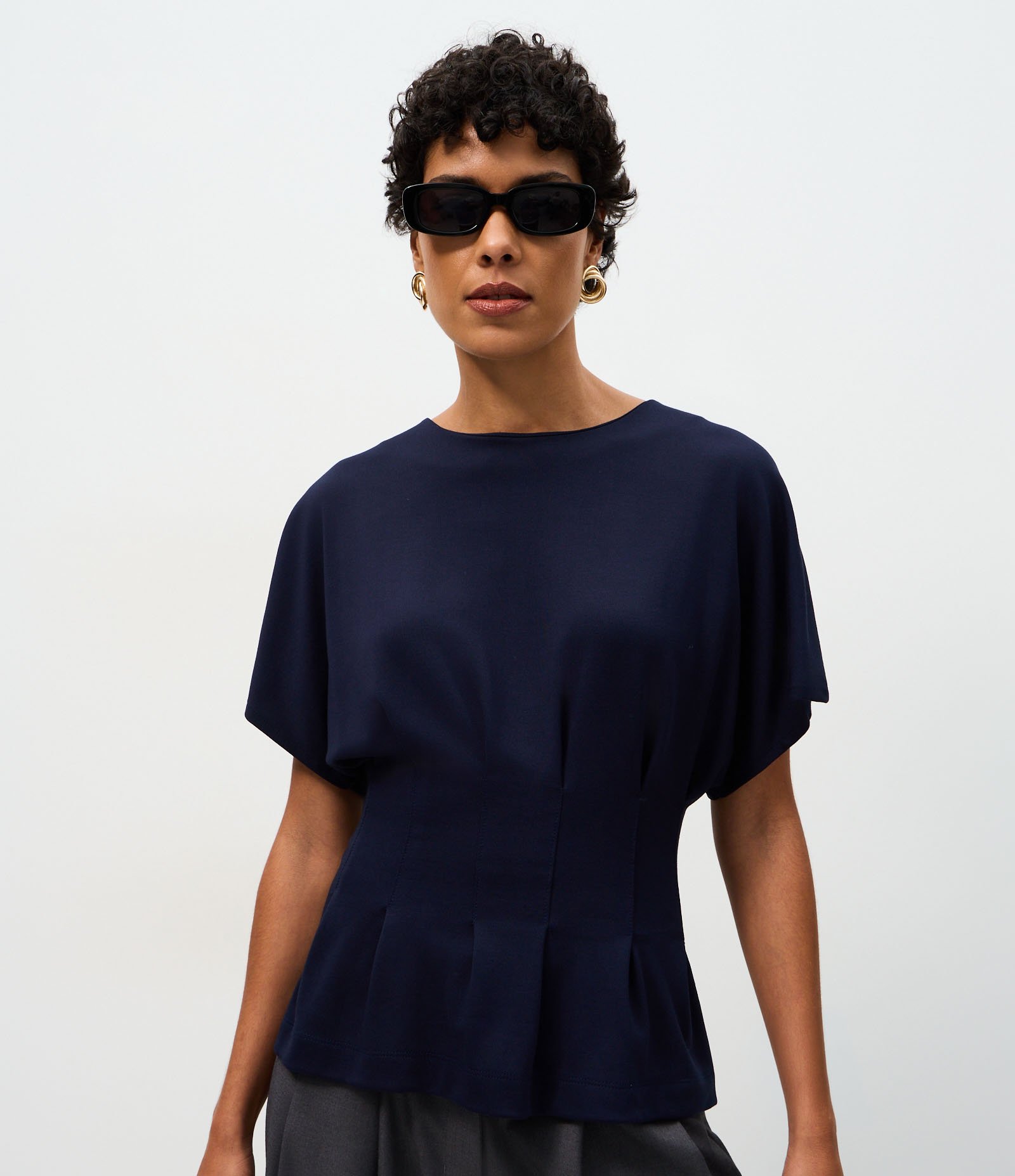 Blusa Peplum Estruturada com Pregas Frontais Azul Escuro 1