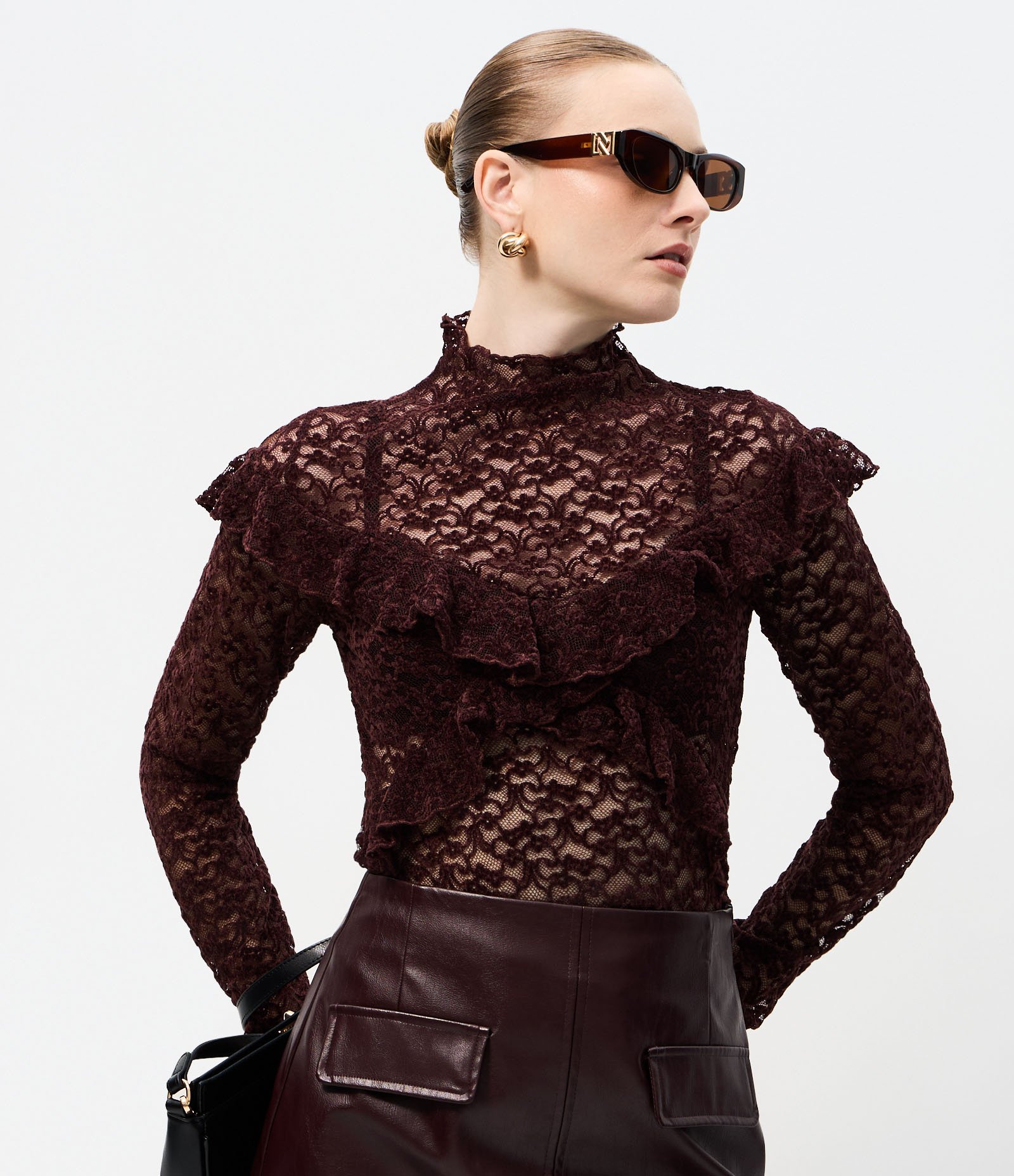 Blusa em Renda Aveludada com Aplicação de Babados Marrom 1