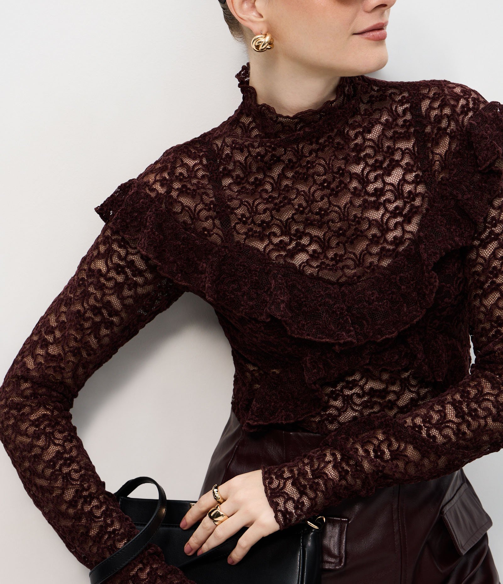 Blusa em Renda Aveludada com Aplicação de Babados Marrom 3