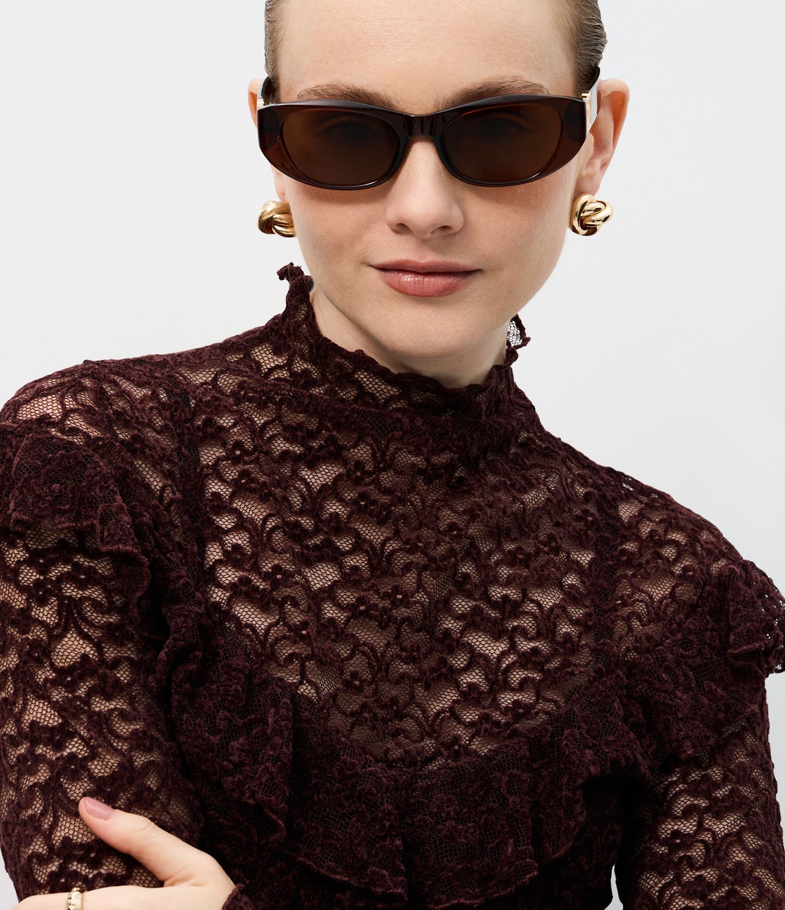 Blusa em Renda Aveludada com Aplicação de Babados Marrom 4