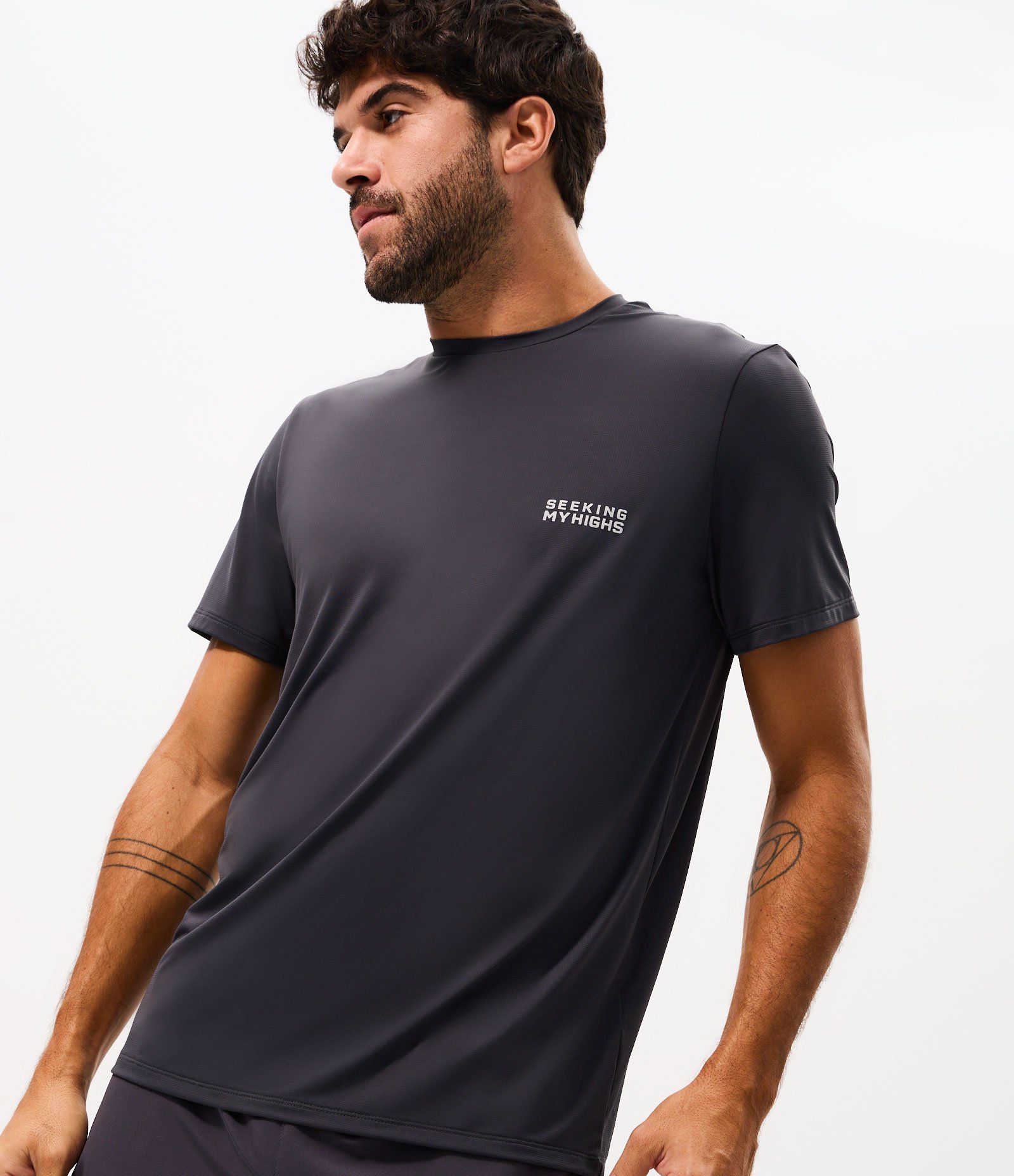 Camiseta Regular com Tecnologia Dry e Estampa Lettering Seeking My Highs Cinza 1