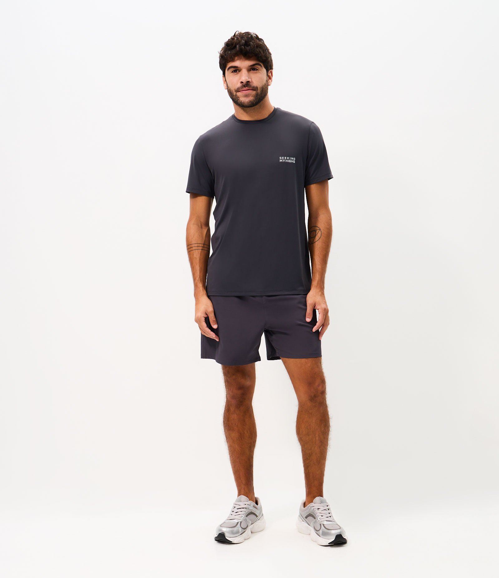 Camiseta Regular com Tecnologia Dry e Estampa Lettering Seeking My Highs Cinza 2