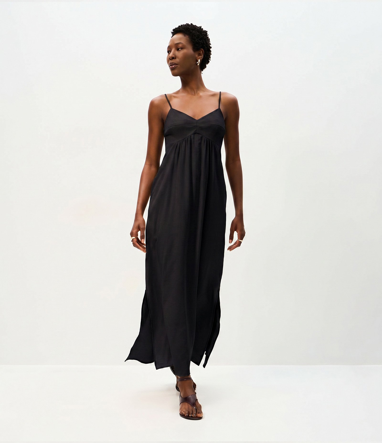 Vestido Midi Evasê em Viscose com Decote Coração Preto 1