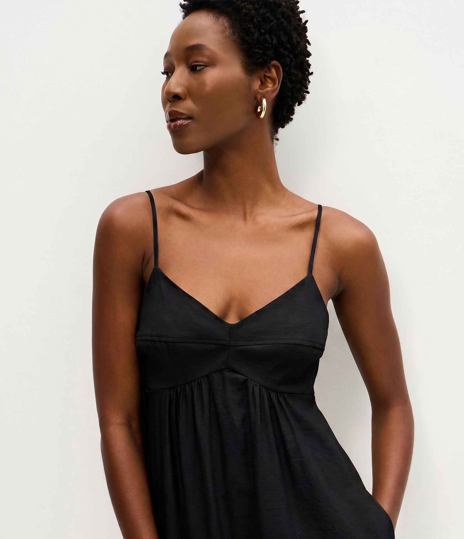 Vestido Midi Evasê em Viscose com Decote Coração Preto 2