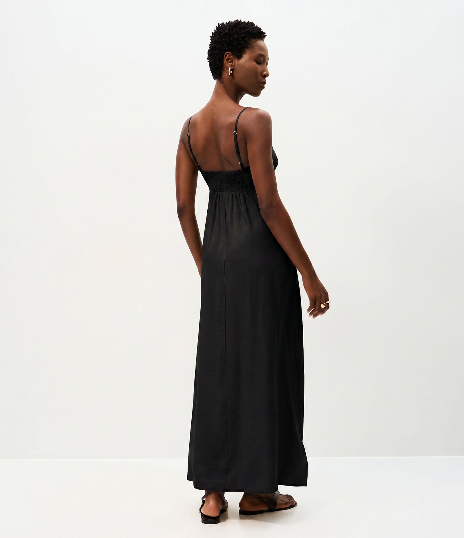Vestido Midi Evasê em Viscose com Decote Coração Preto 3