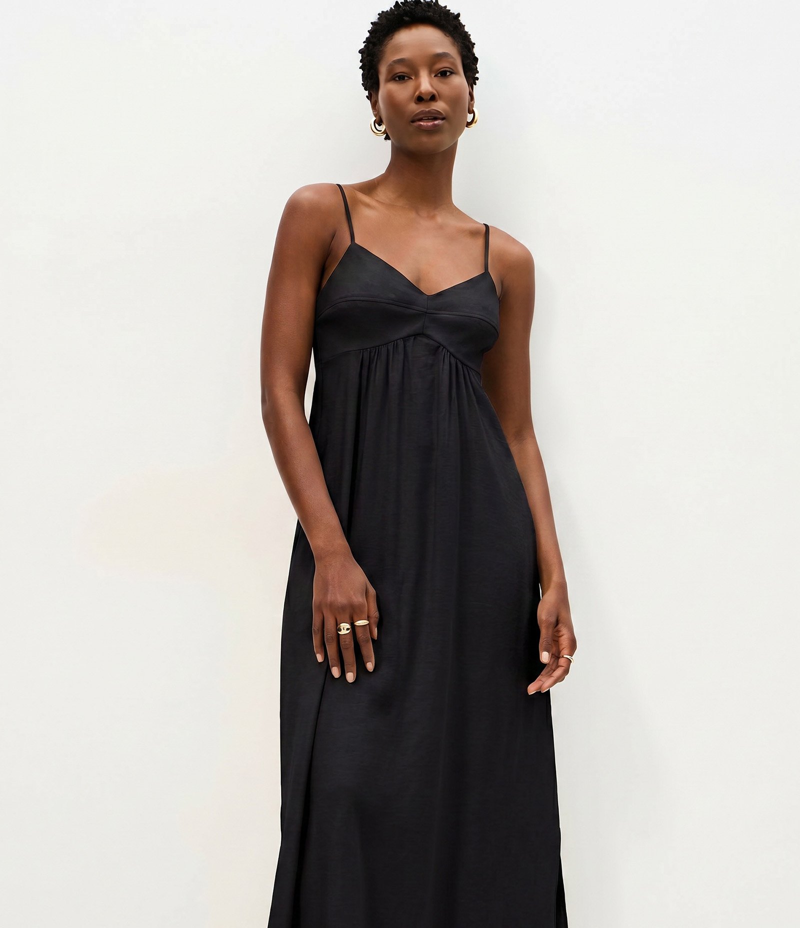 Vestido Midi Evasê em Viscose com Decote Coração Preto 4