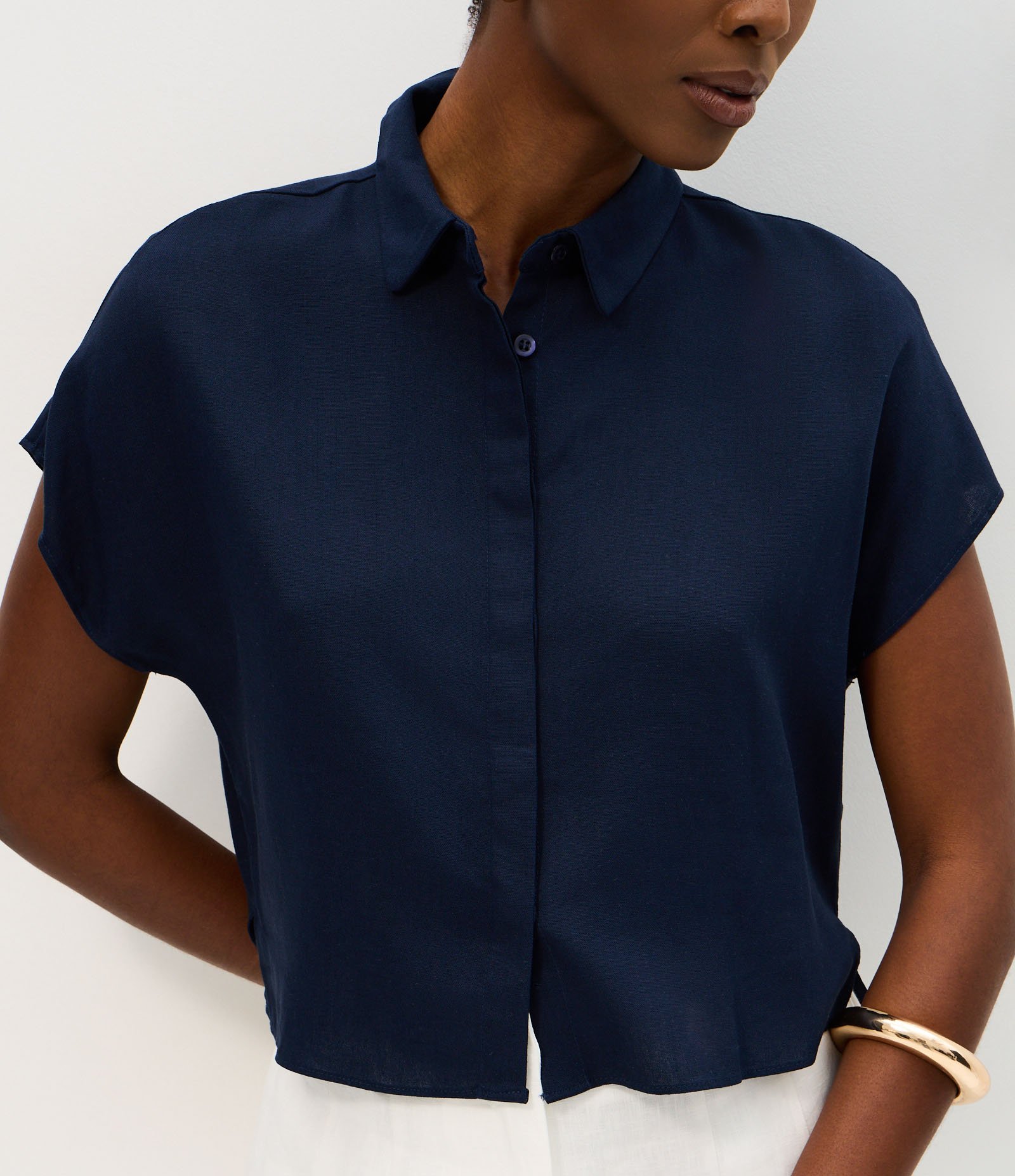 Blusa em Viscolinho com Colarinho na Gola e Sem Cava Azul 4