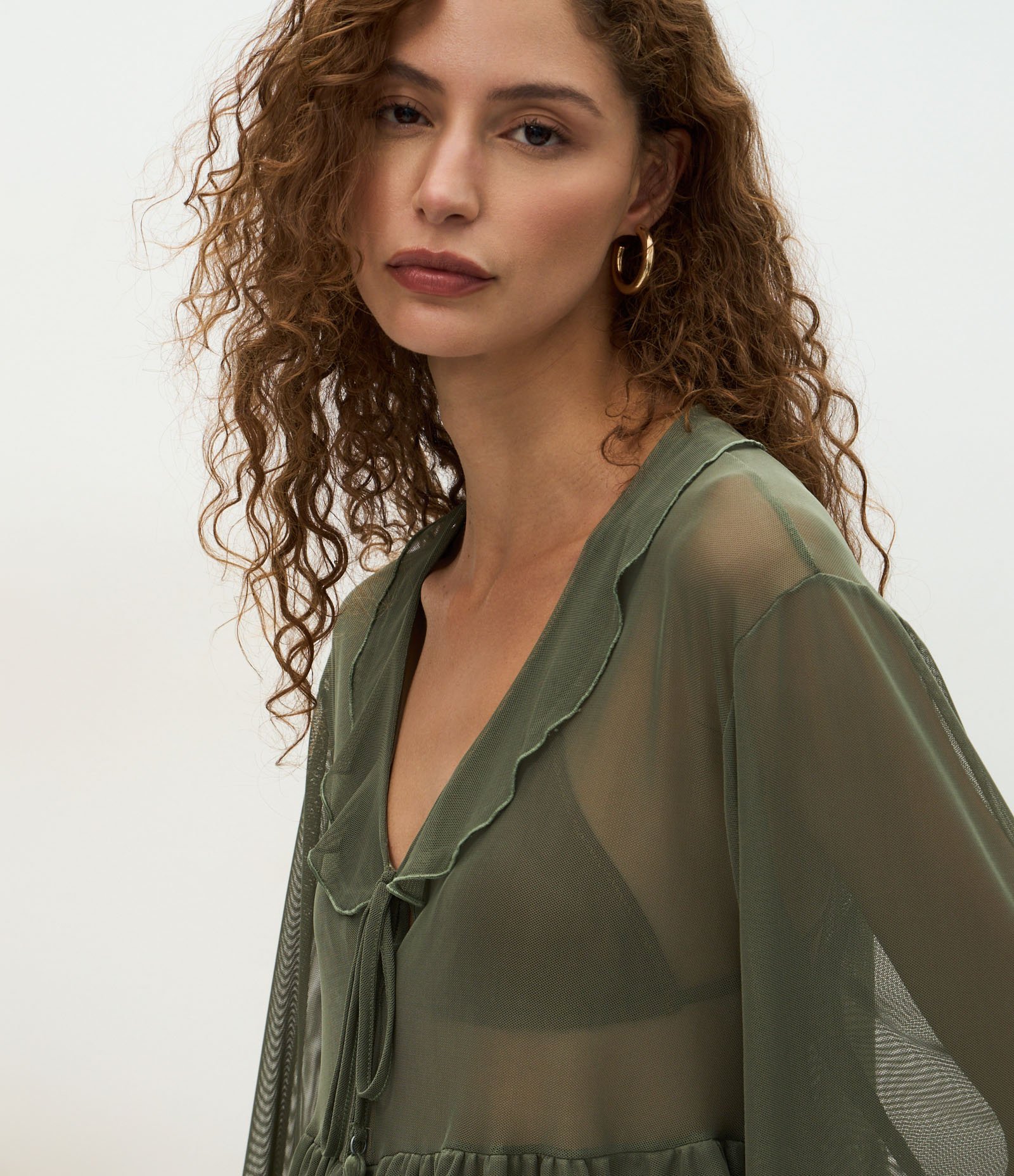 Blusa Bata em Tule com Babados e Amarração Frontal Verde 3