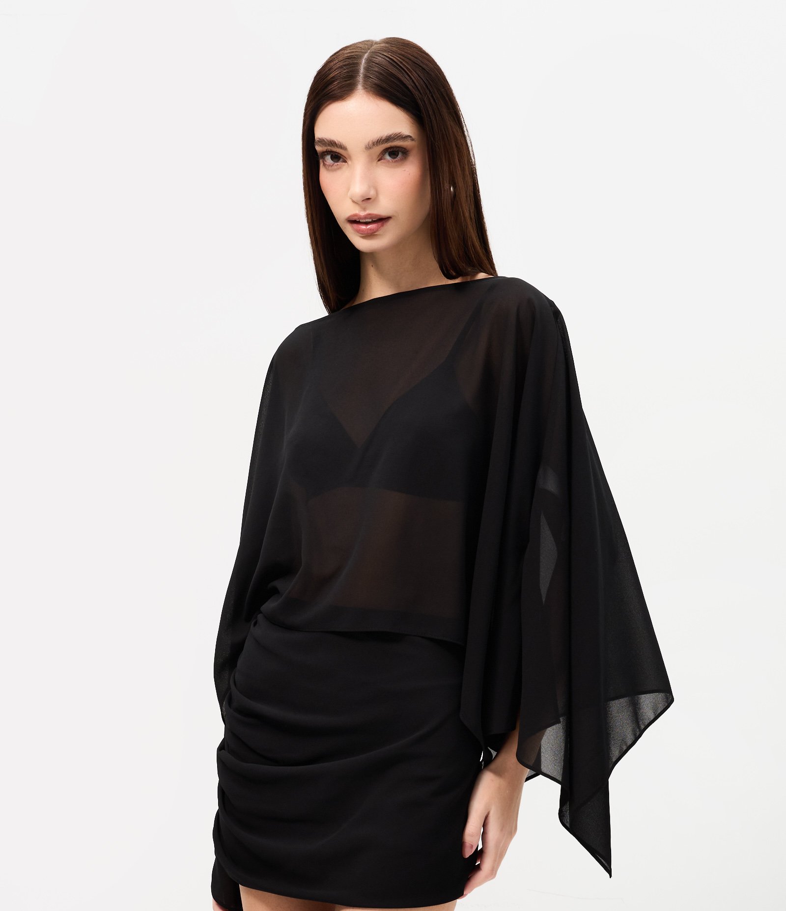 Blusa em Chiffon com Efeito Capa e Decote Canoa Preto 1