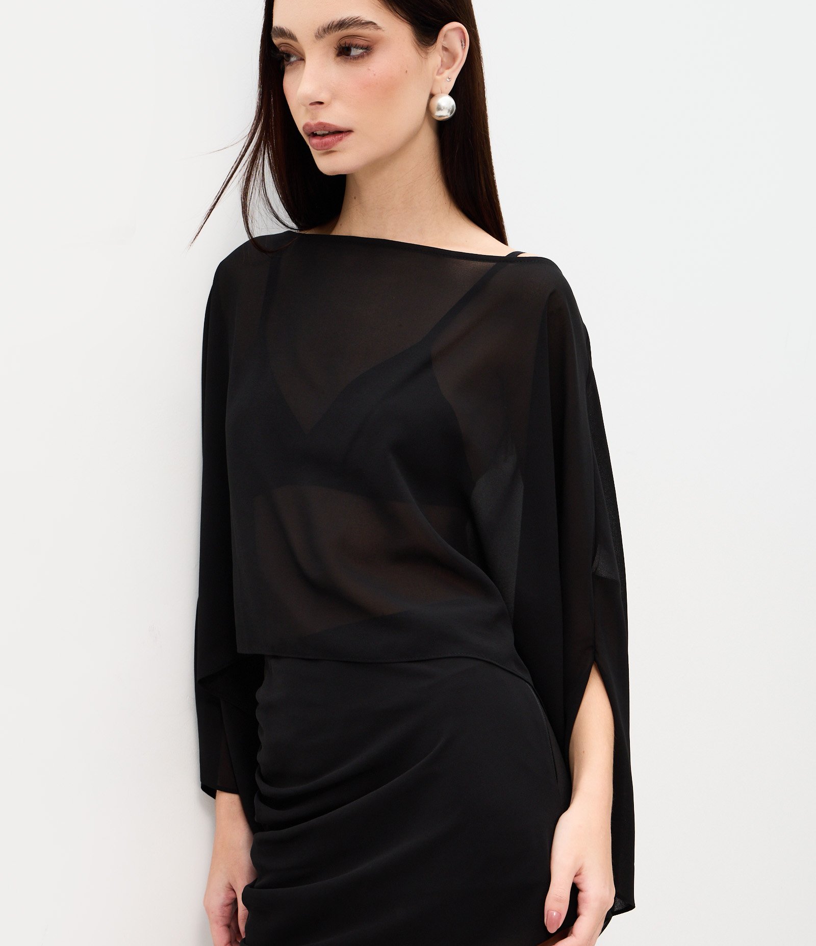 Blusa em Chiffon com Efeito Capa e Decote Canoa Preto 3
