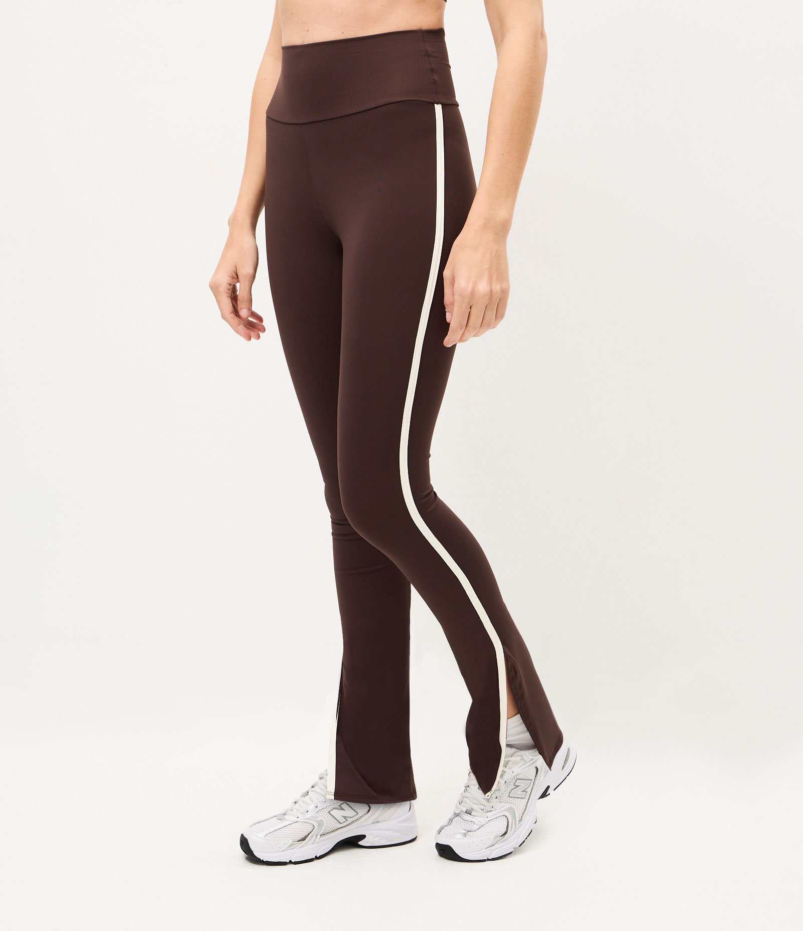 Calça Legging Esportiva com Viés Contrastante e Fenda Marrom 2