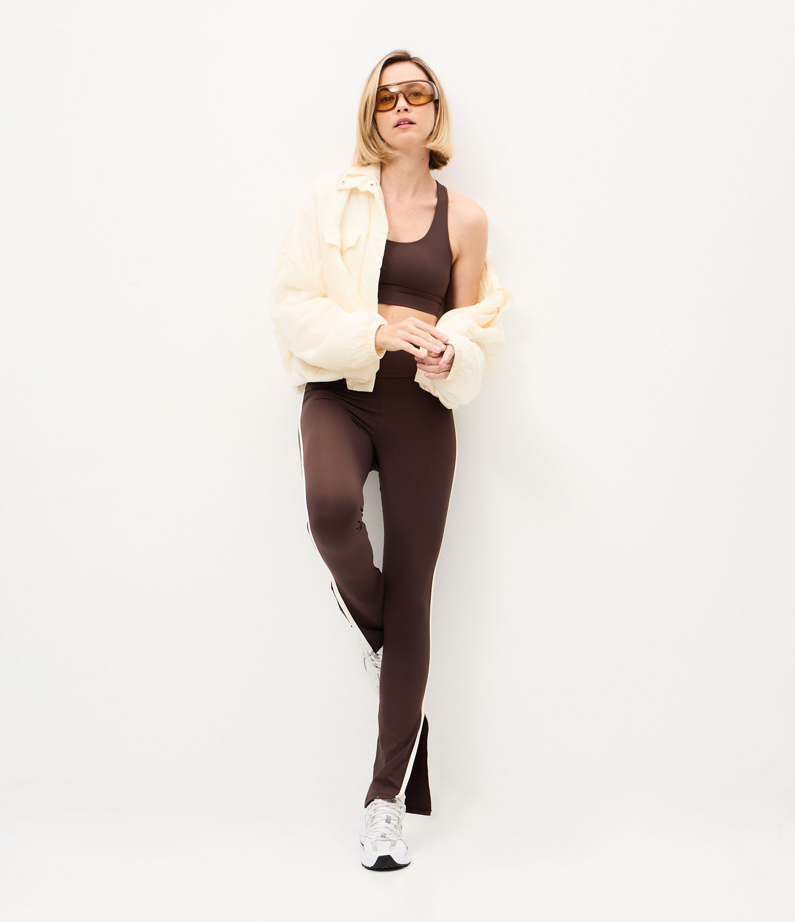Calça Legging Esportiva com Viés Contrastante e Fenda Marrom 3