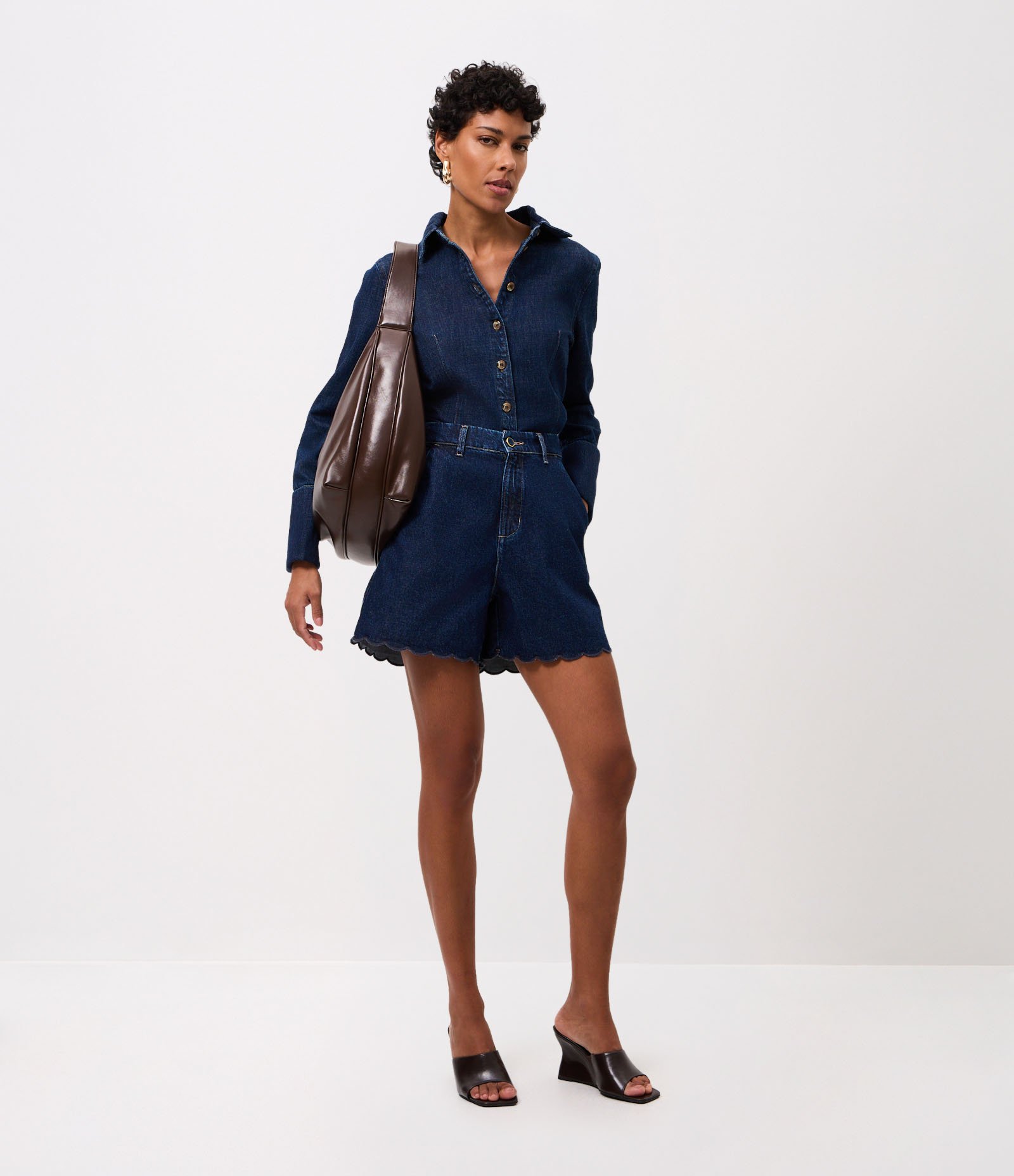 Short Evasê em Jeans com Barra Ondulada Azul Escuro 1