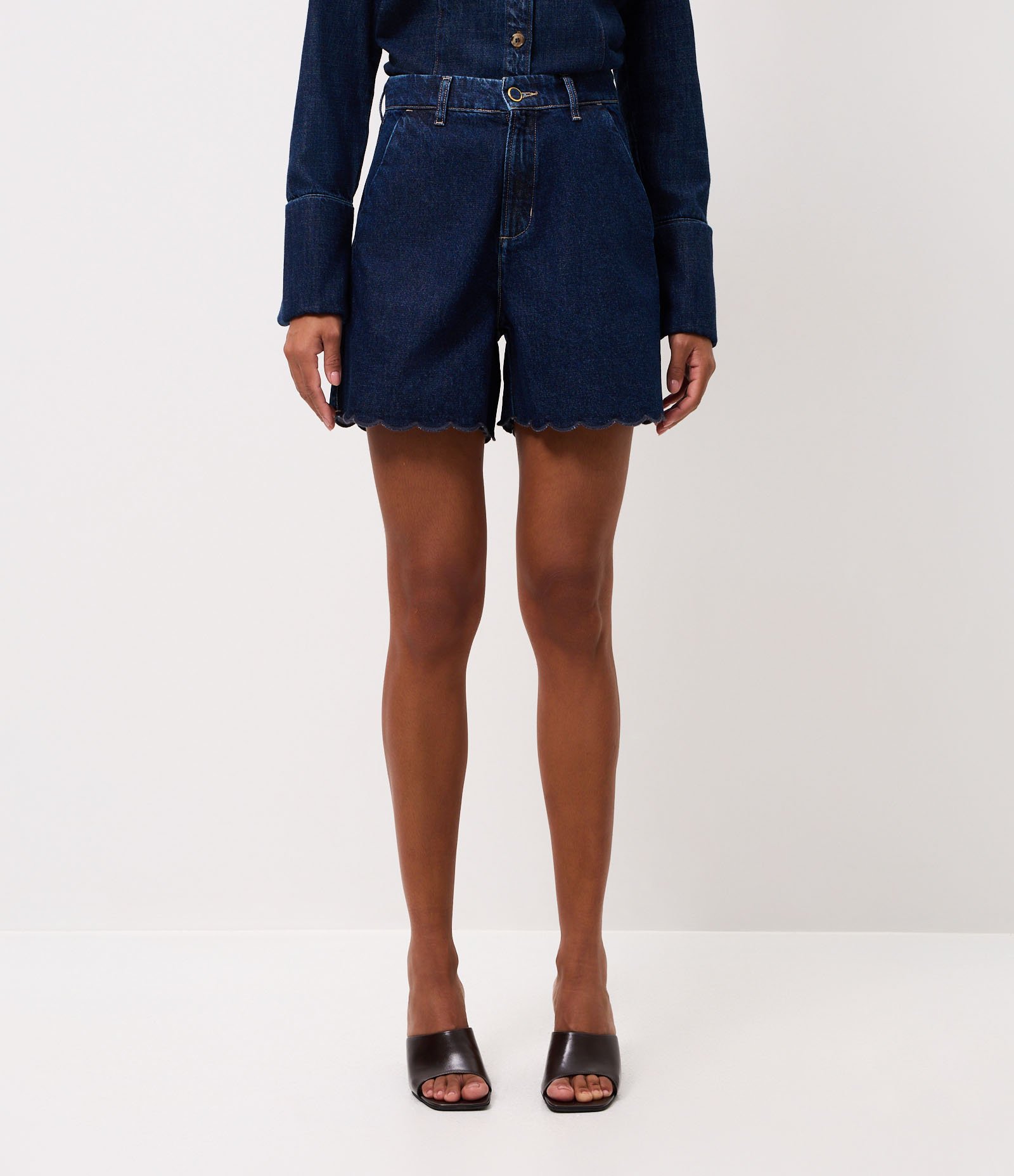 Short Evasê em Jeans com Barra Ondulada Azul Escuro 3