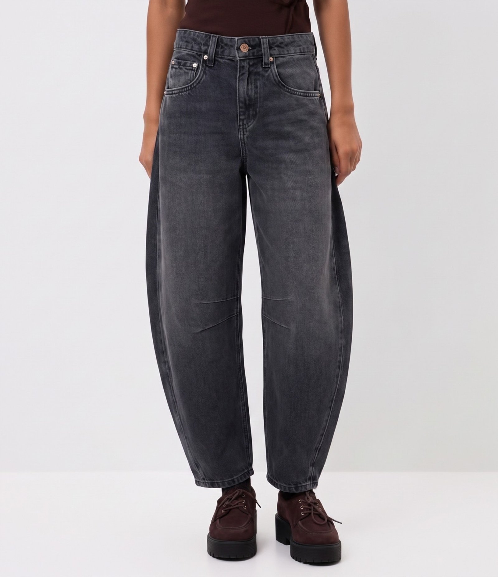 Calça Balloon em Jeans com Cintura Média e Recorte Lateral Cinza Escuro 2
