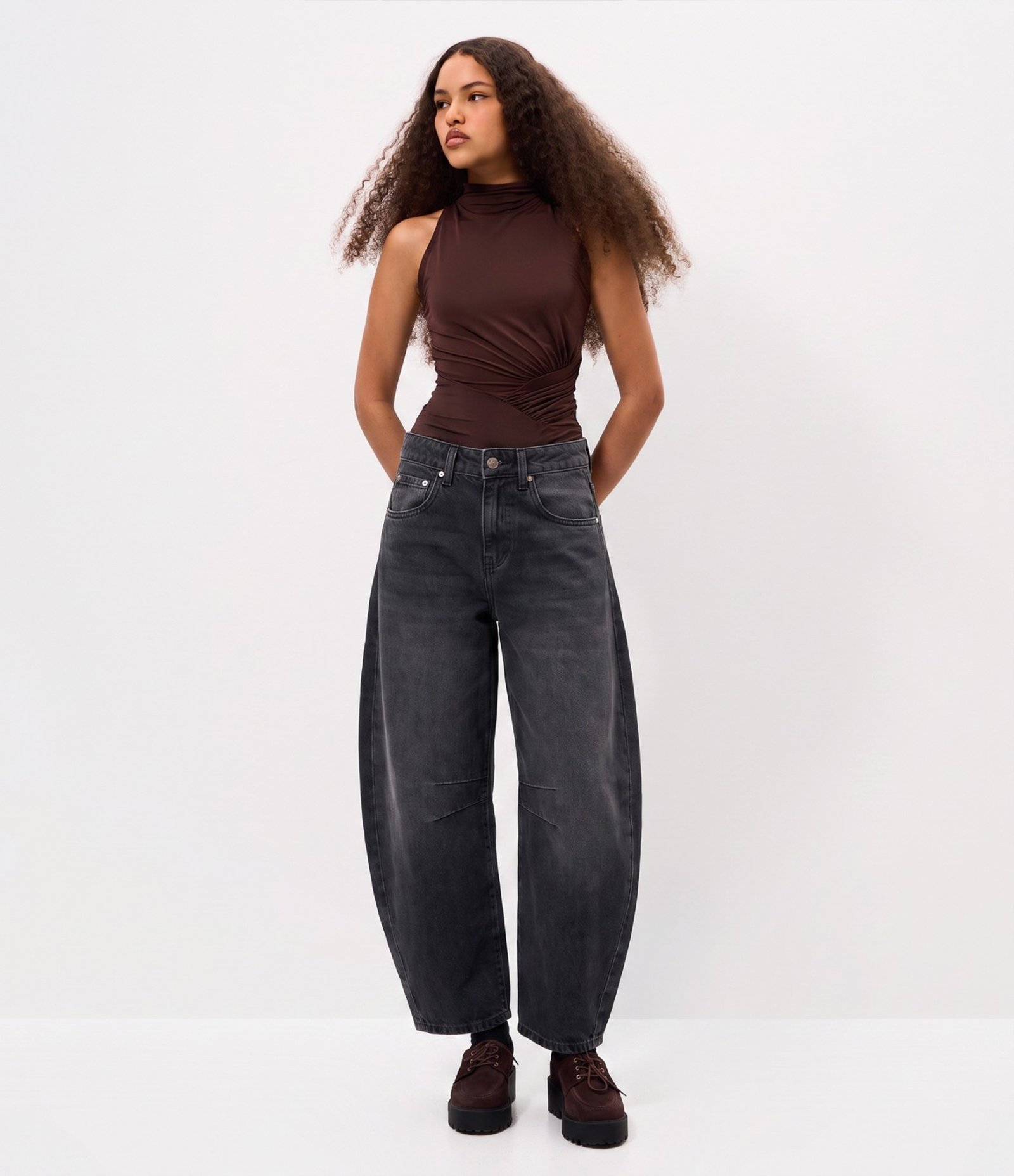Calça Balloon em Jeans com Cintura Média e Recorte Lateral Cinza Escuro 3
