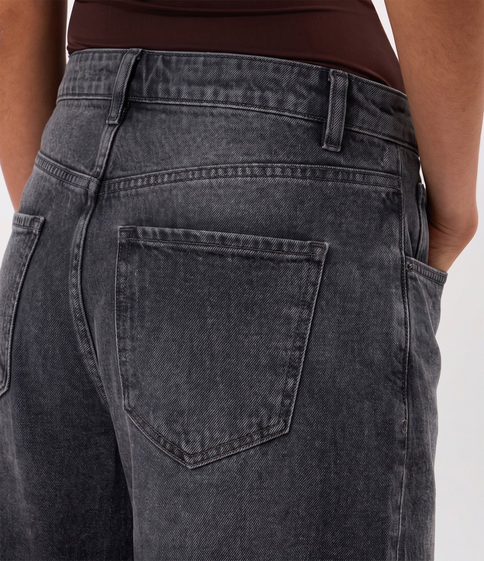 Calça Balloon em Jeans com Cintura Média e Recorte Lateral Cinza Escuro 4