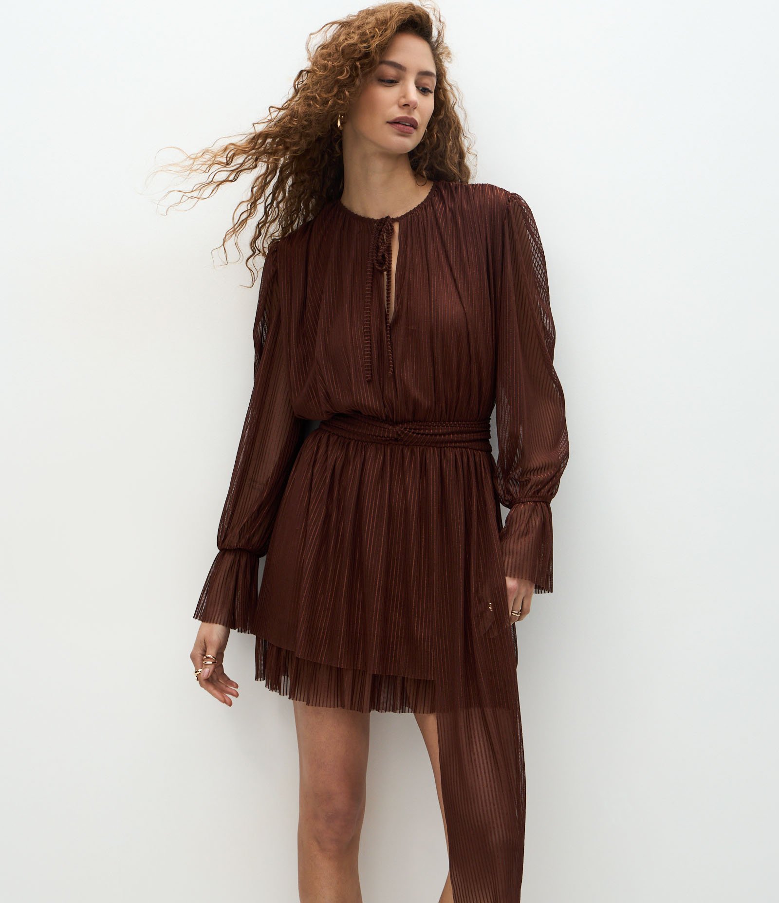 Vestido Curto em Tule com Faixa na Cintura Marrom 2