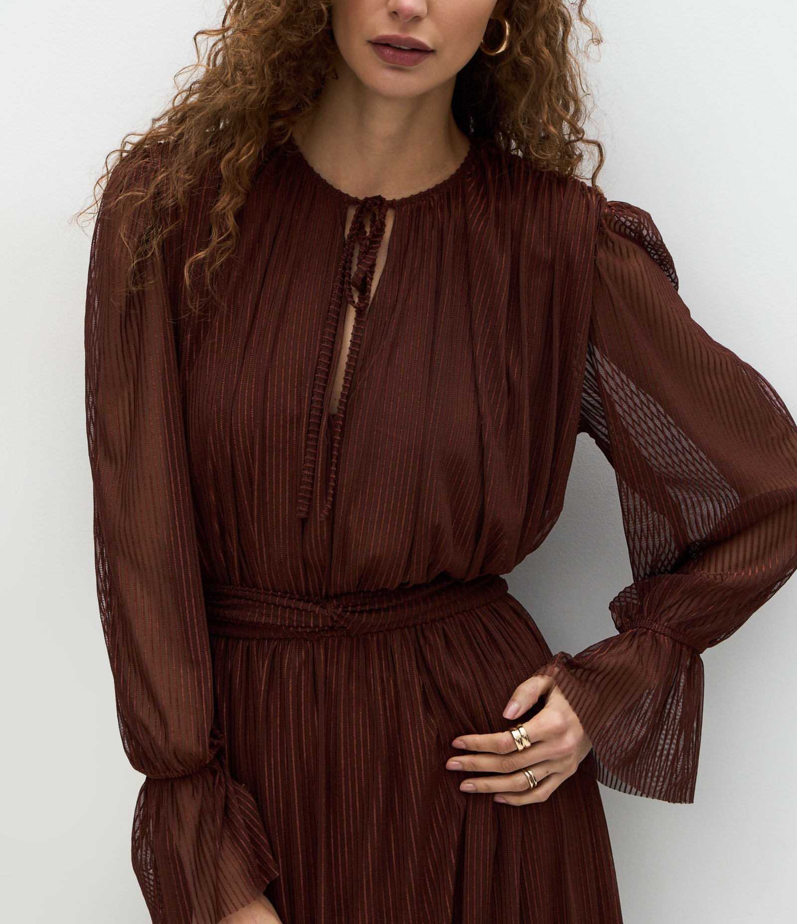 Vestido Curto em Tule com Faixa na Cintura Marrom 3