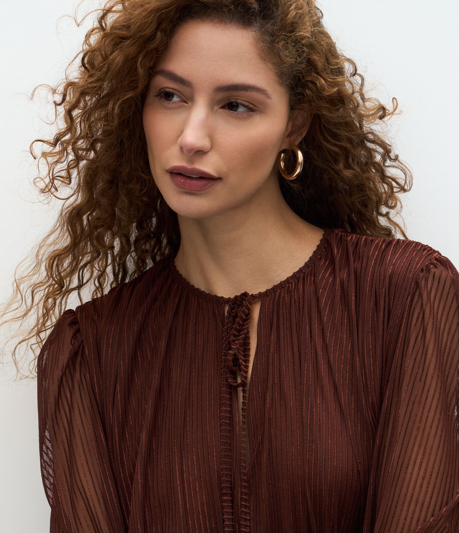Vestido Curto em Tule com Faixa na Cintura Marrom 4