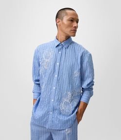 Camisa Comfort em Viscose Listrada com Bordado Floral