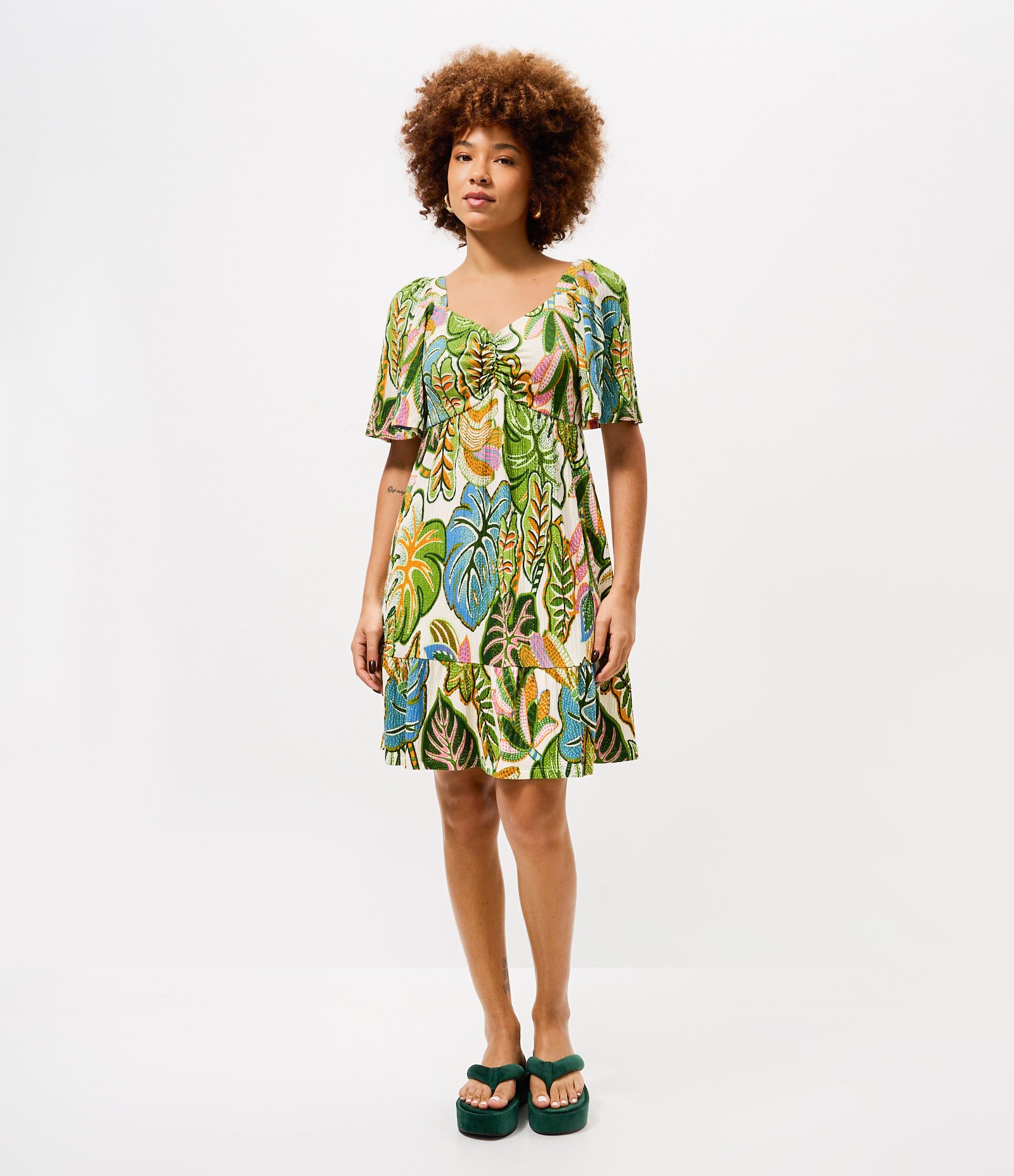 Vestido Curto em Viscose Texturizada com Estampa Tropical Verde 1