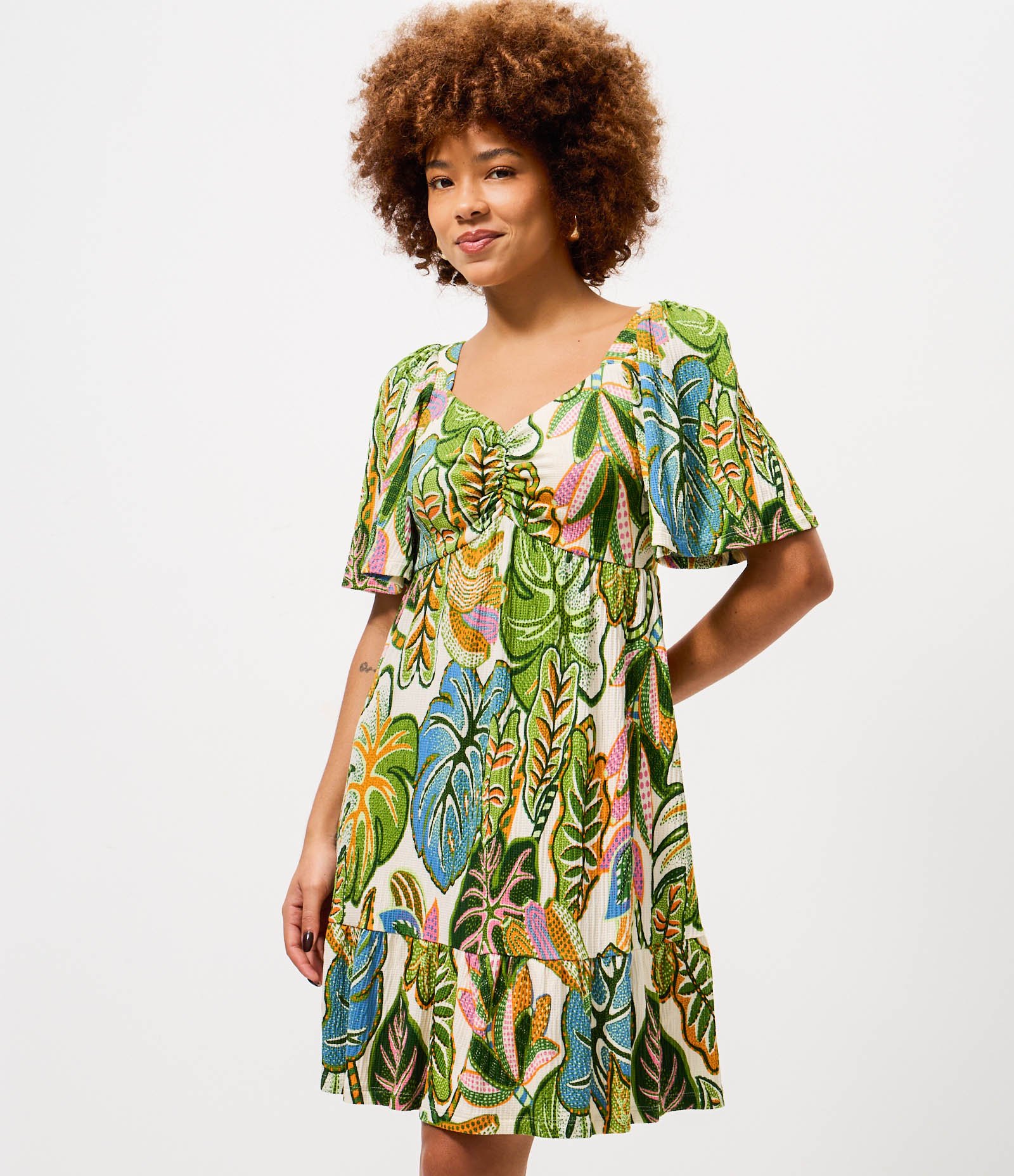 Vestido Curto em Viscose Texturizada com Estampa Tropical Verde 2