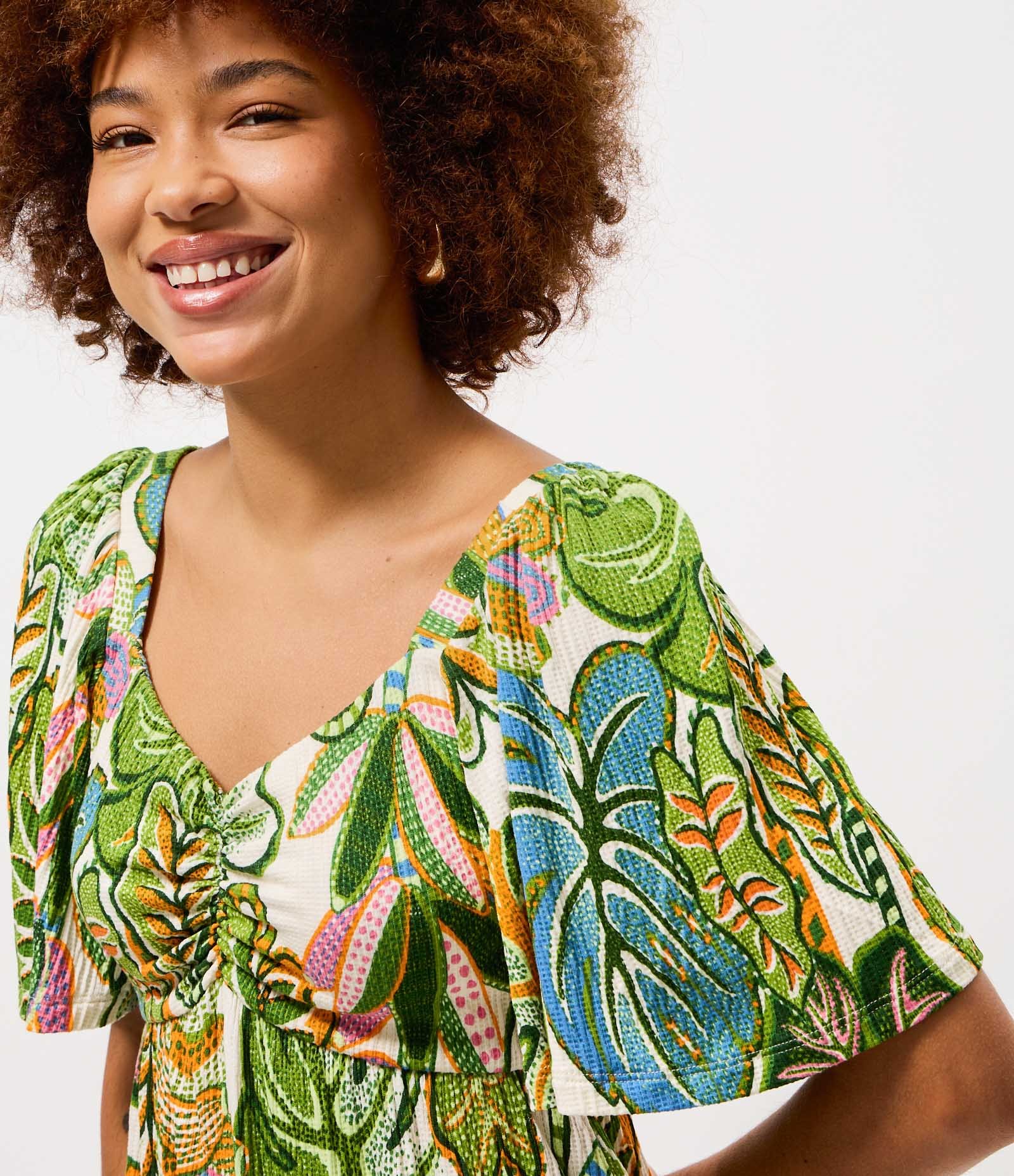 Vestido Curto em Viscose Texturizada com Estampa Tropical Verde 3