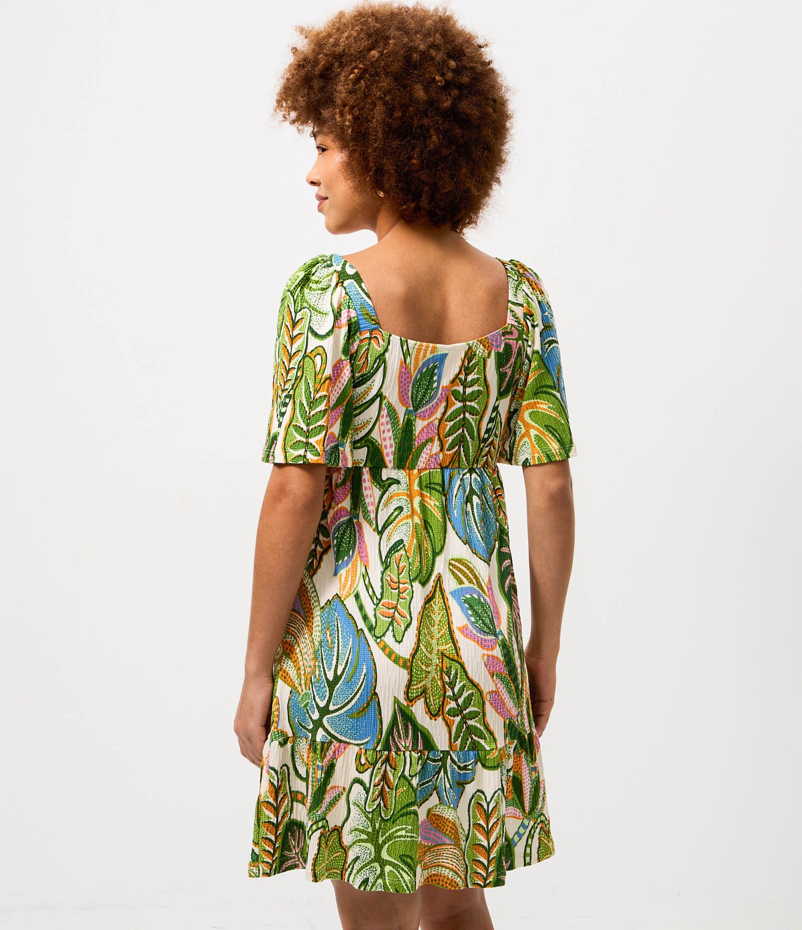 Vestido Curto em Viscose Texturizada com Estampa Tropical Verde 4