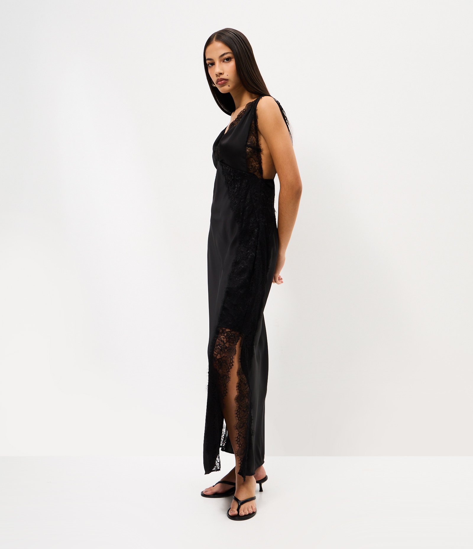 Vestido Midi em Cetim com Decote V e Detalhe em Renda Preto 1