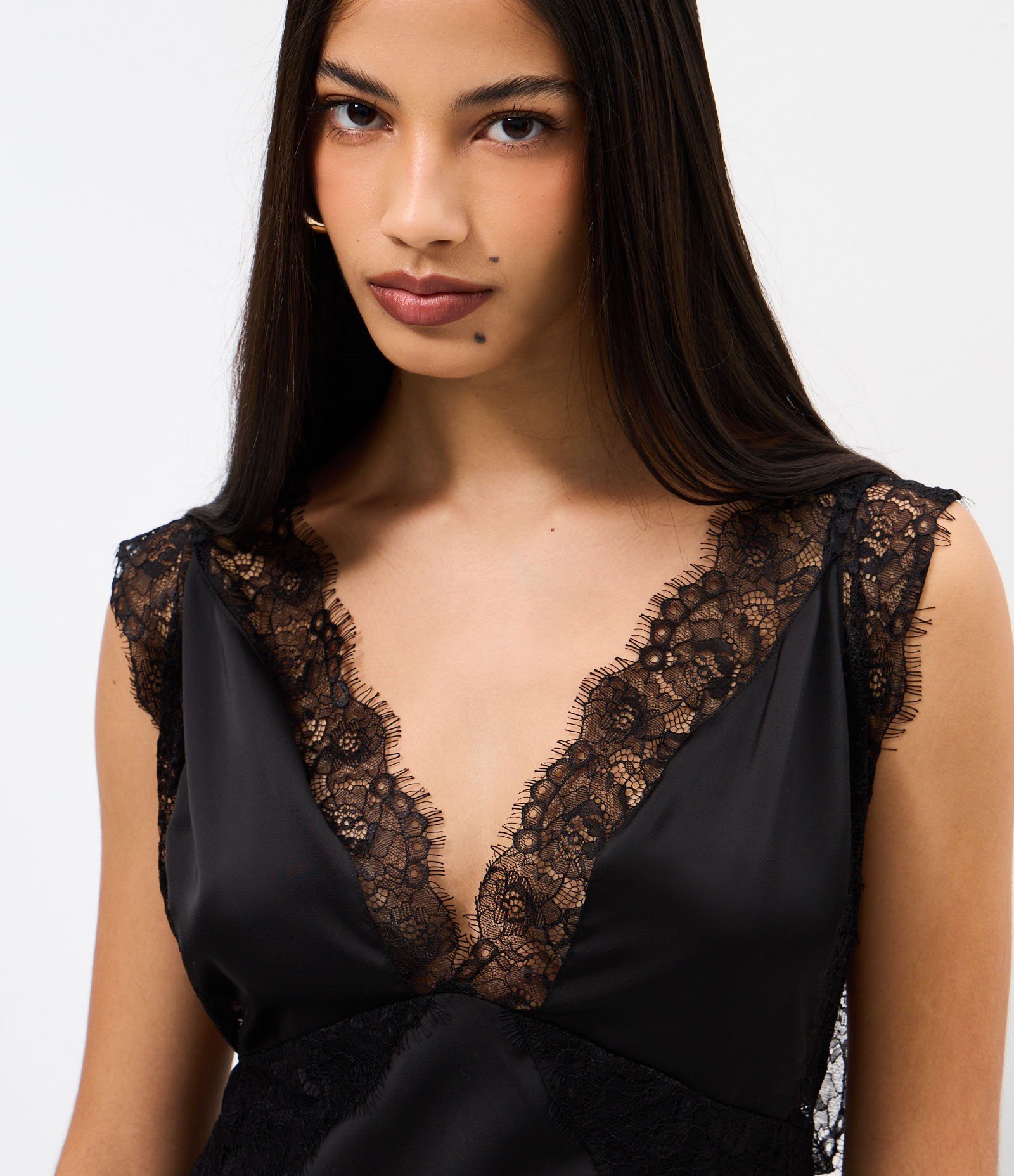 Vestido Midi em Cetim com Decote V e Detalhe em Renda Preto 3