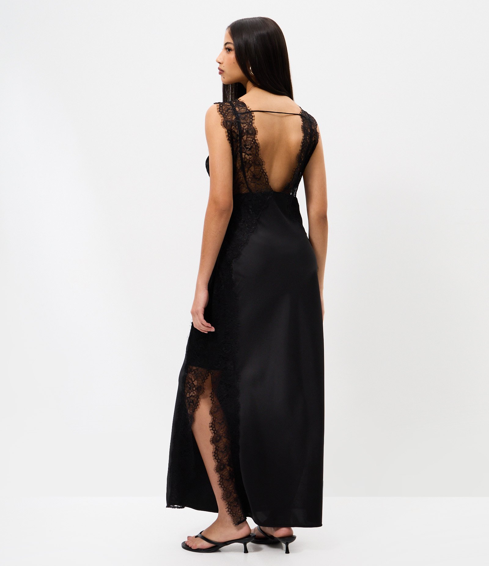 Vestido Midi em Cetim com Decote V e Detalhe em Renda Preto 4