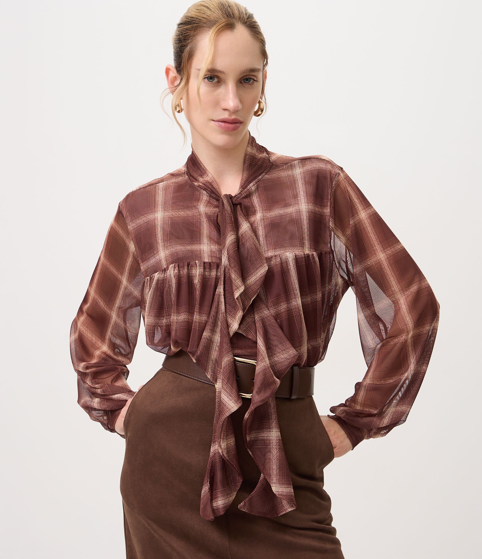 Blusa Bata em Tule com Estampa Xadrez e Gola Laço Marrom 1