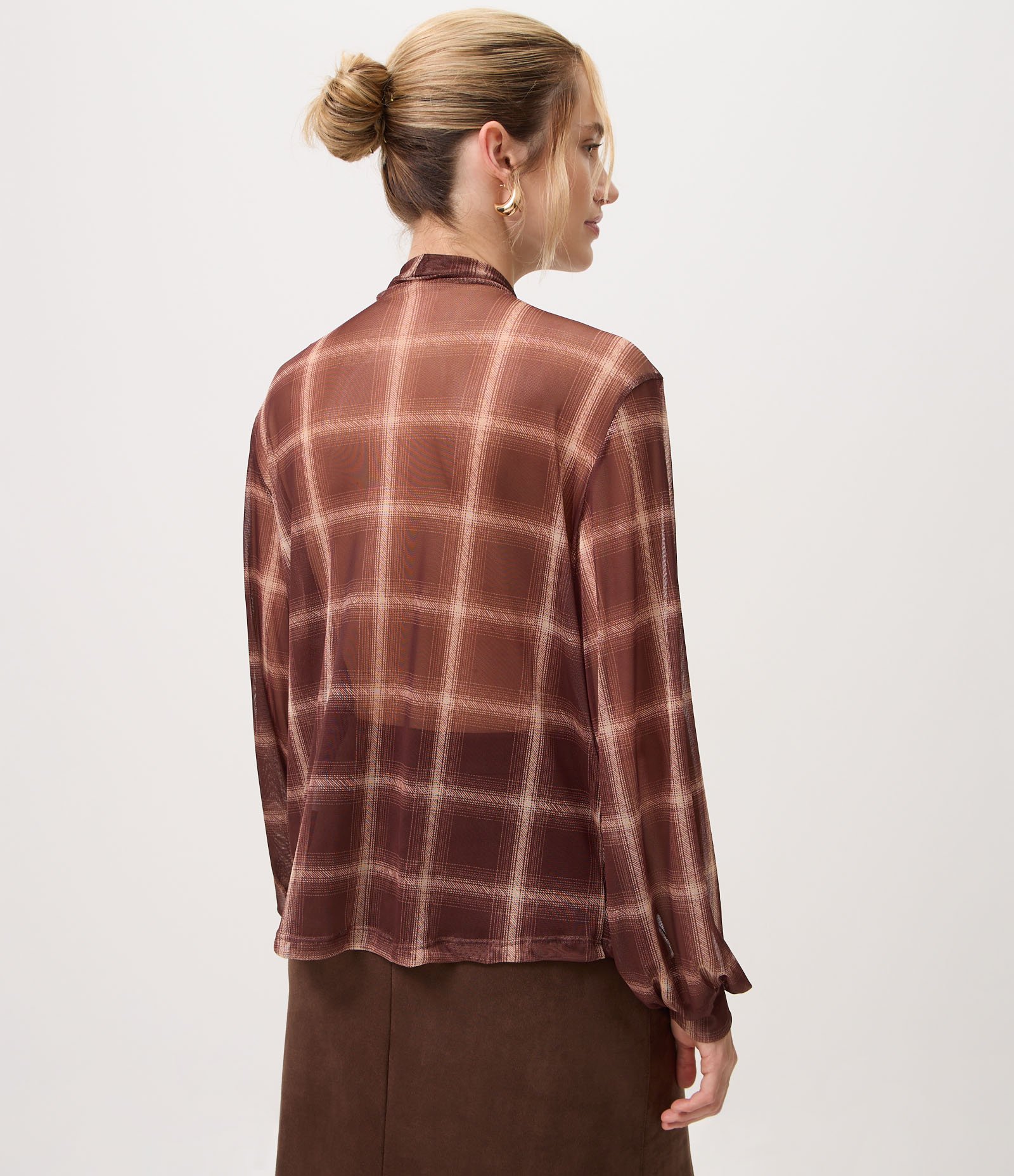 Blusa Bata em Tule com Estampa Xadrez e Gola Laço Marrom 4