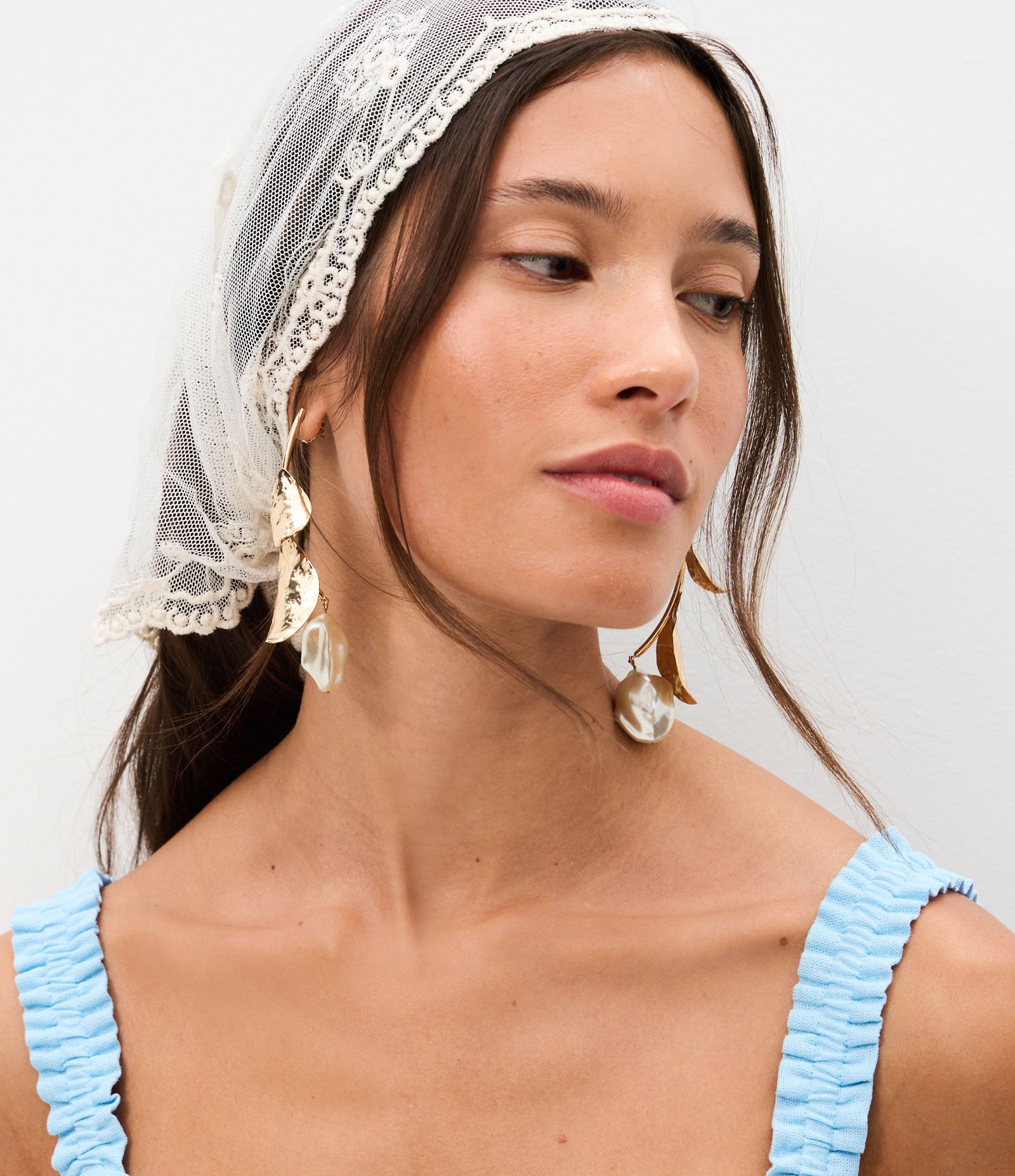 Lenço Triangular em Renda com Bordado e Acabamento Ondulado Off White 1