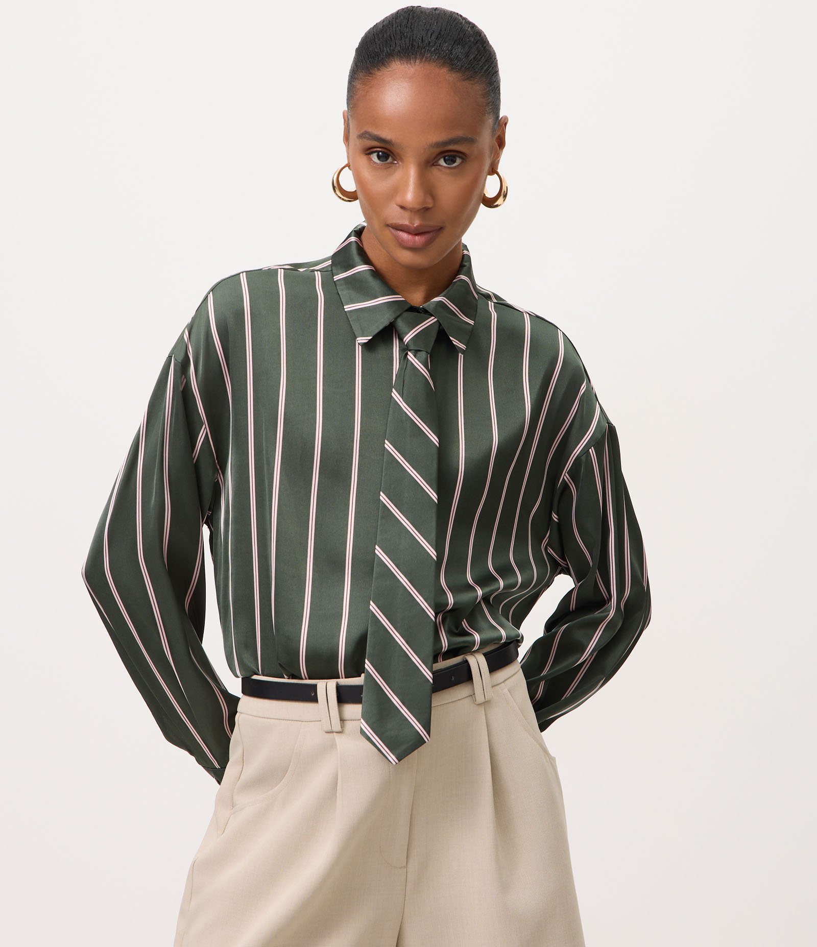 Camisa Acetinada Listrada com Gravata Removível Verde 1