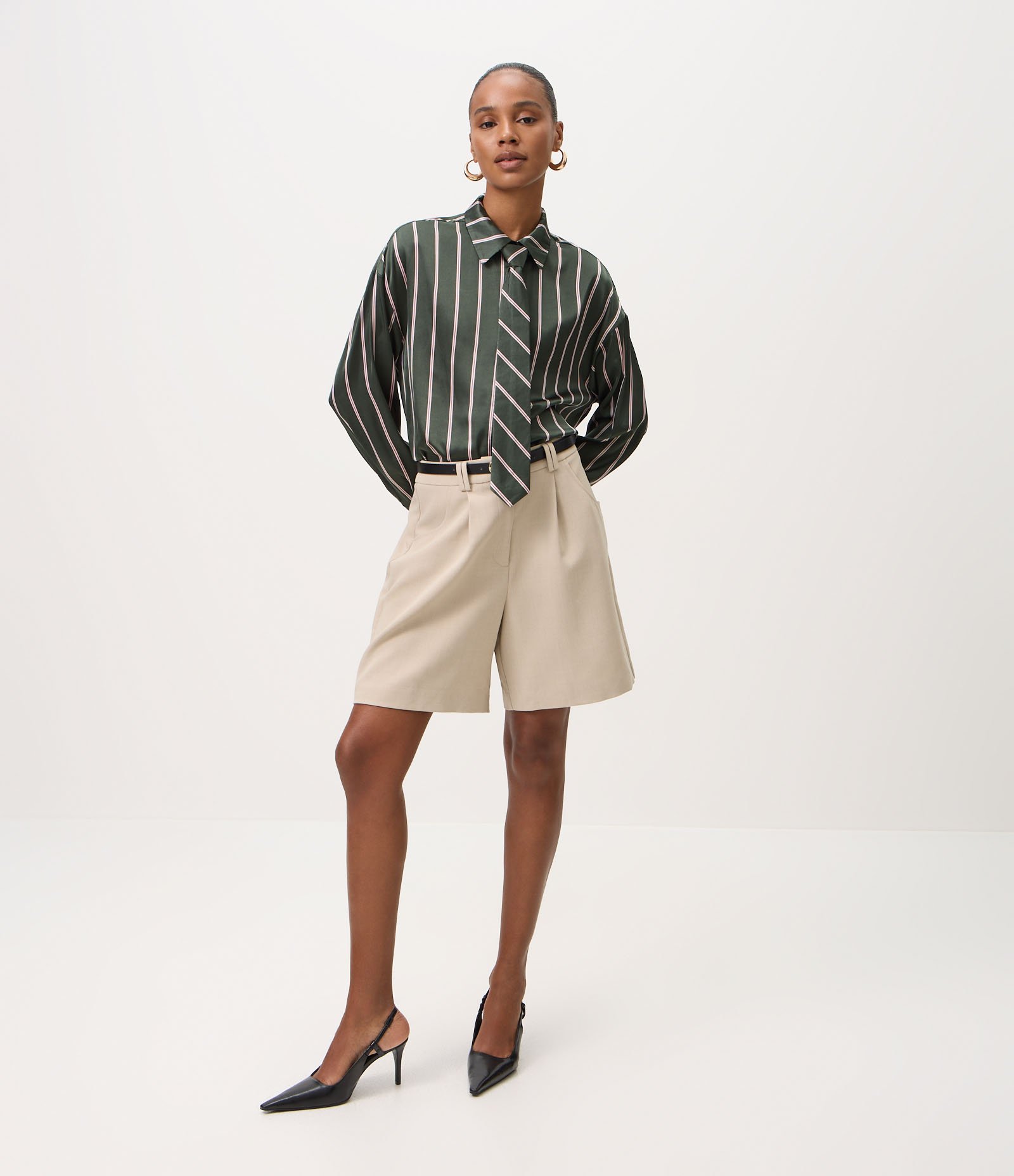 Camisa Acetinada Listrada com Gravata Removível Verde 2