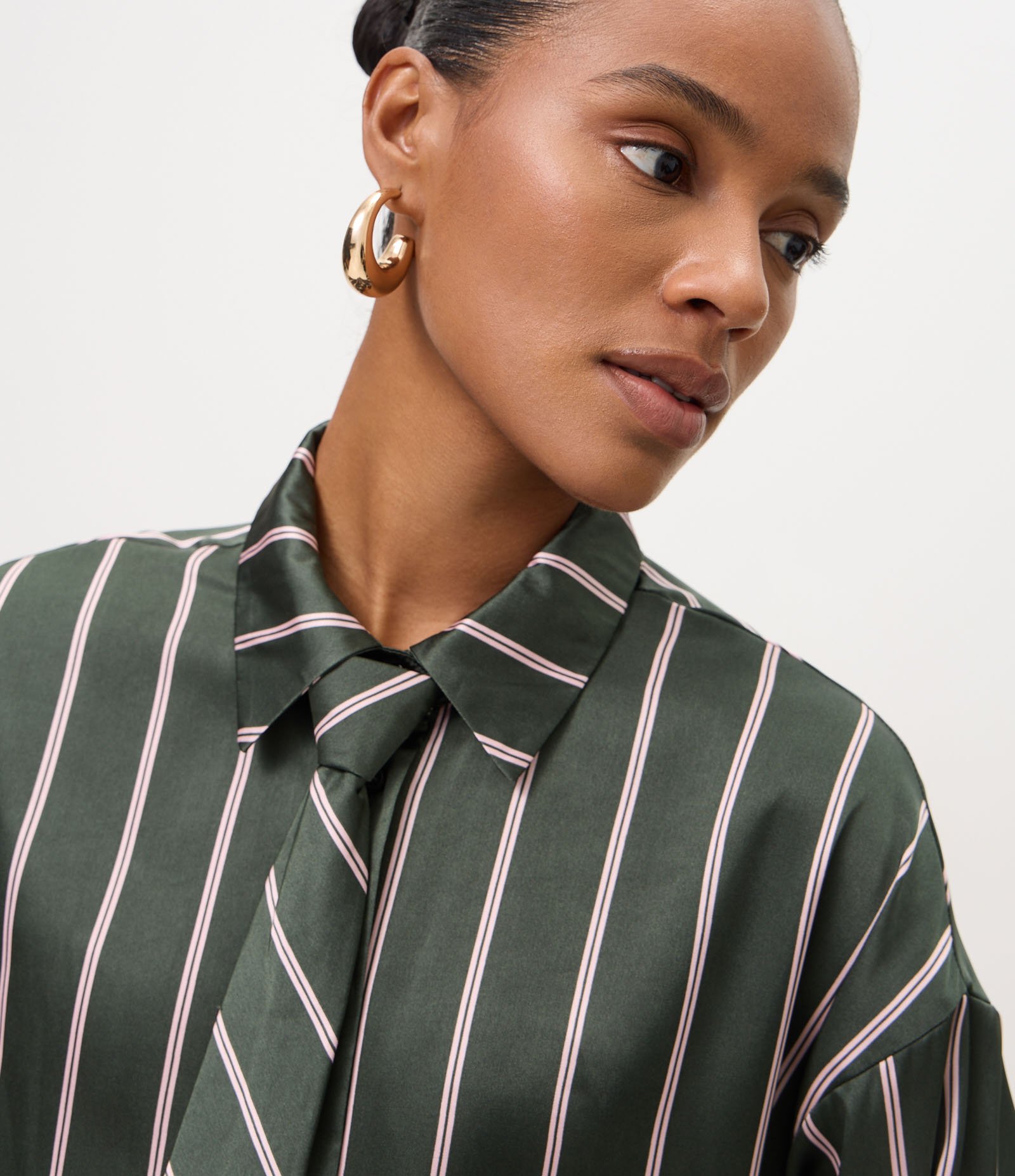 Camisa Acetinada Listrada com Gravata Removível Verde 3