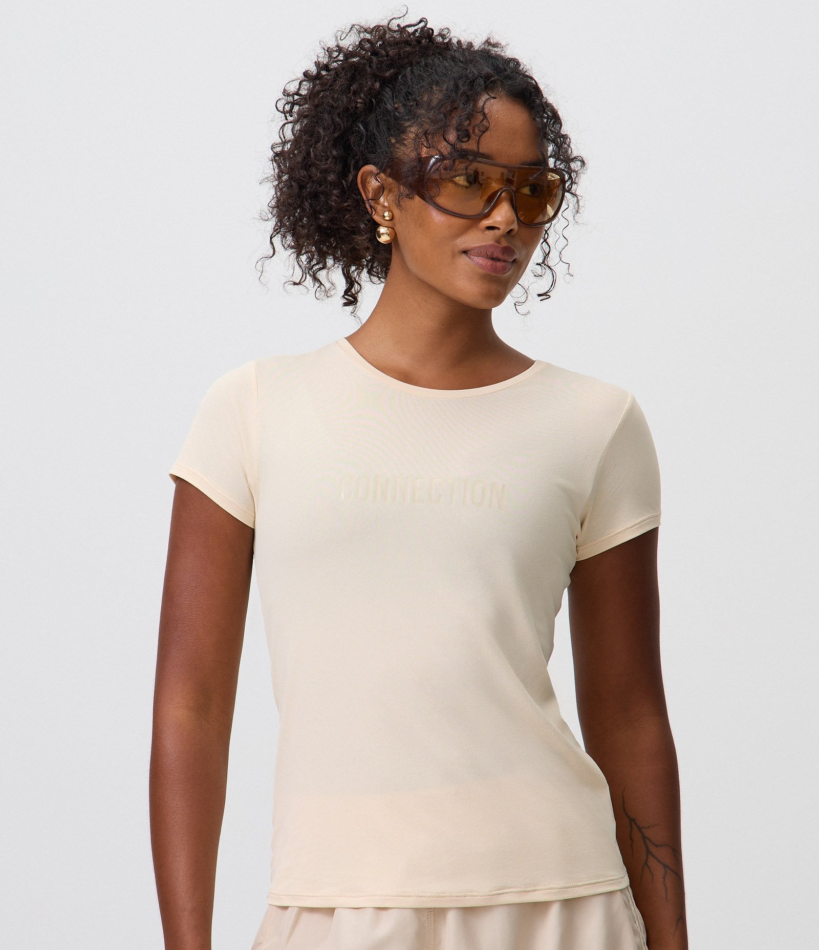 Camiseta Esportiva com Lettering Connection Bege 4