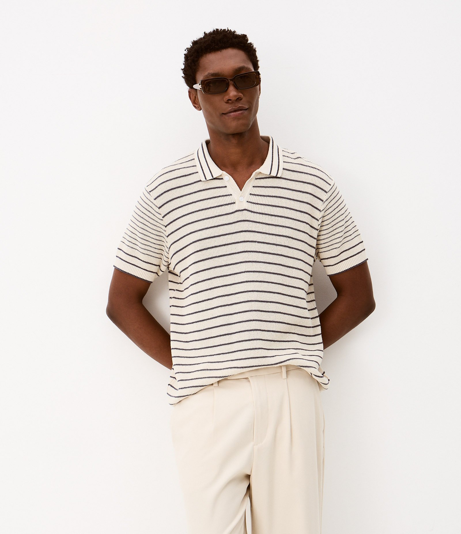 Camisa Polo em Tricô Listrado com Botões Bege 1