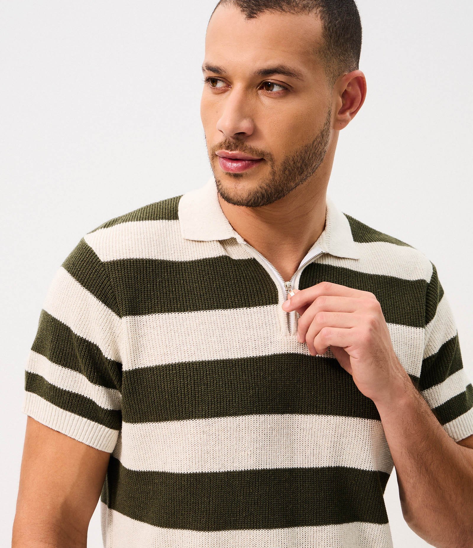 Polo Regular Listrada Texturizada com Zíper Verde 7